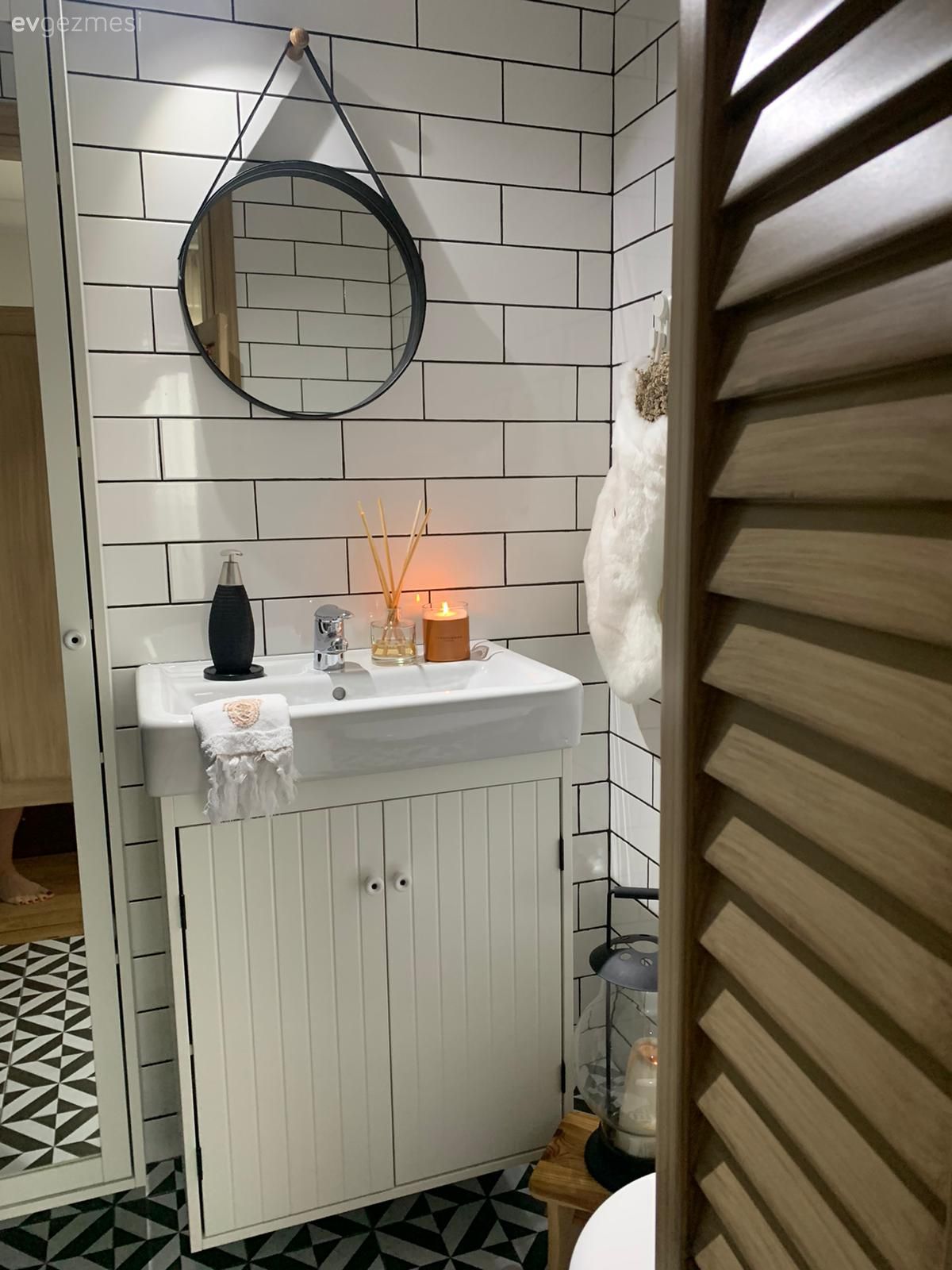 Yatak Odası, Beyaz, Gri, Kahverengi, Gri duvar, Yatak başlığı, Yatak odası avizesi, Tül perde, Perde, Ayna, Komodin