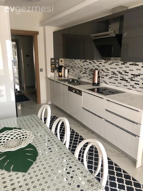 Göz Alıcı Tasarımların Şıklık Kattığı Bir İzmir Evi