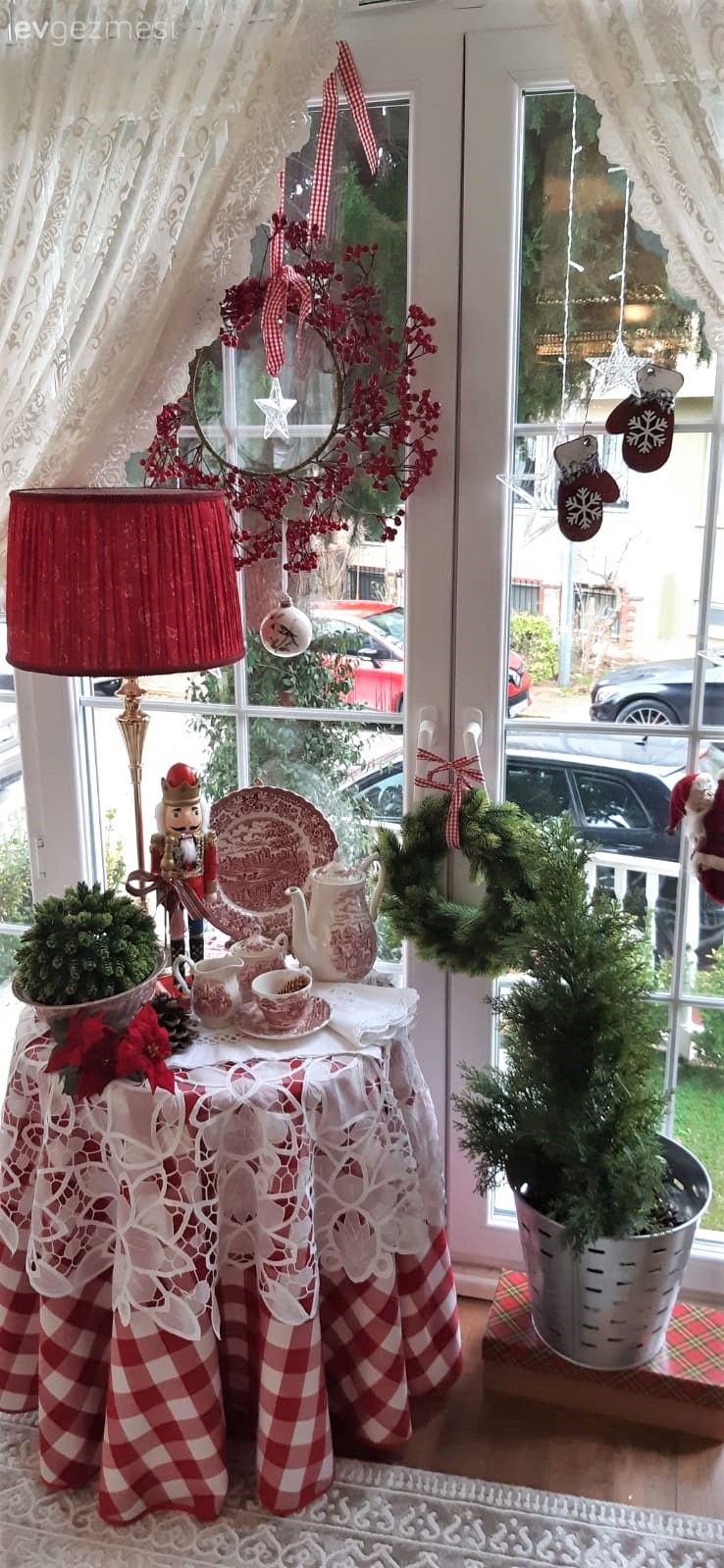 Salon, Klasik, Country, Kırmızı, Beyaz, Kahverengi, Tül perde, Perde, Kruvaze perde, Sehpa, Masa örtüsü, Ev tekstili, Ekose desen, Desenler, Abajur, Aydınlatma, Kırlent, Dekoratif Objeler, Halı, Salon halısı, Çam ağacı, Yeşil