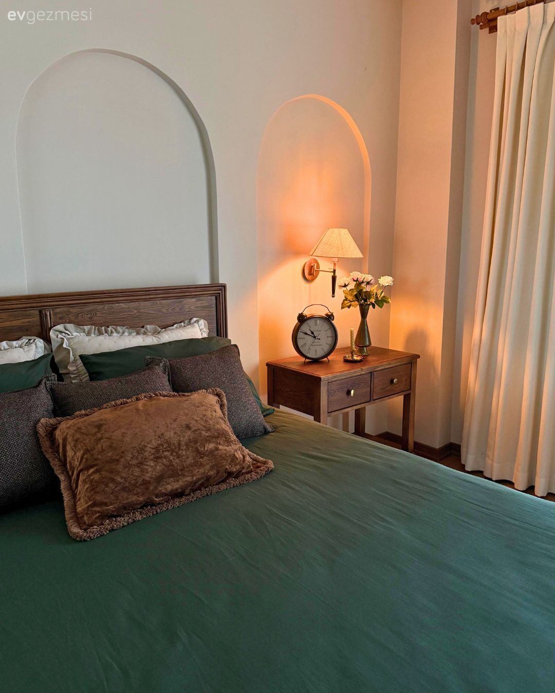 Yatak Odası, Rustik, Masif ahşap, Duvar Nişleri, Ahşap Mobilya, Komodin, Vazo, Ev Aksesuar, Dekoratif Objeler, Fon perde, Perde, Yatak örtüsü, Kırlent, Ev tekstili