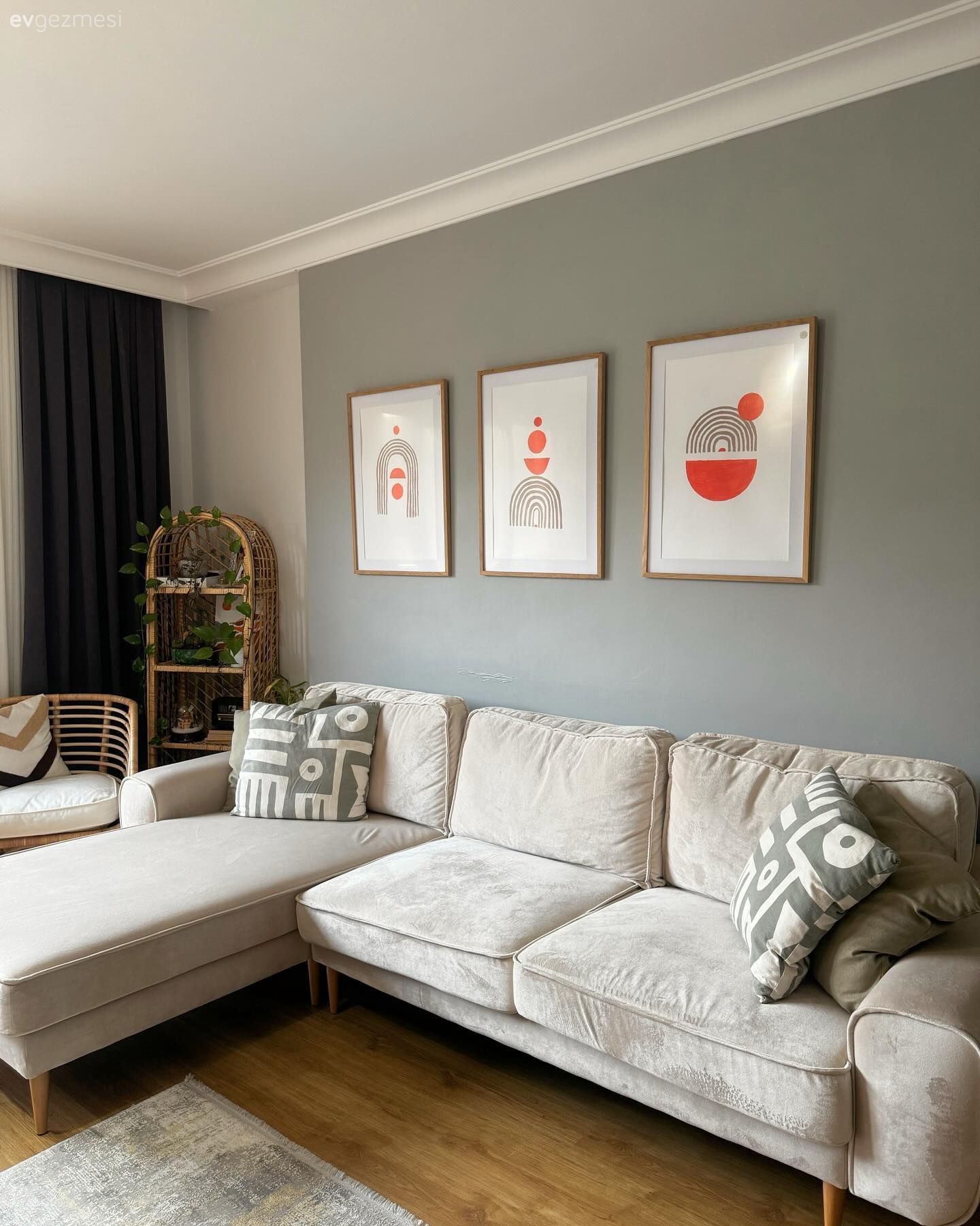 Salon, Bohem Dekorasyon, Krem, Bej, Beyaz, Köşe koltuk, Koltuk takımı, Fon perde, Perde, Parke, Ev bitkisi, Hasır avize, Tablo, Duvar dekorasyonu, Gri, Gri duvar