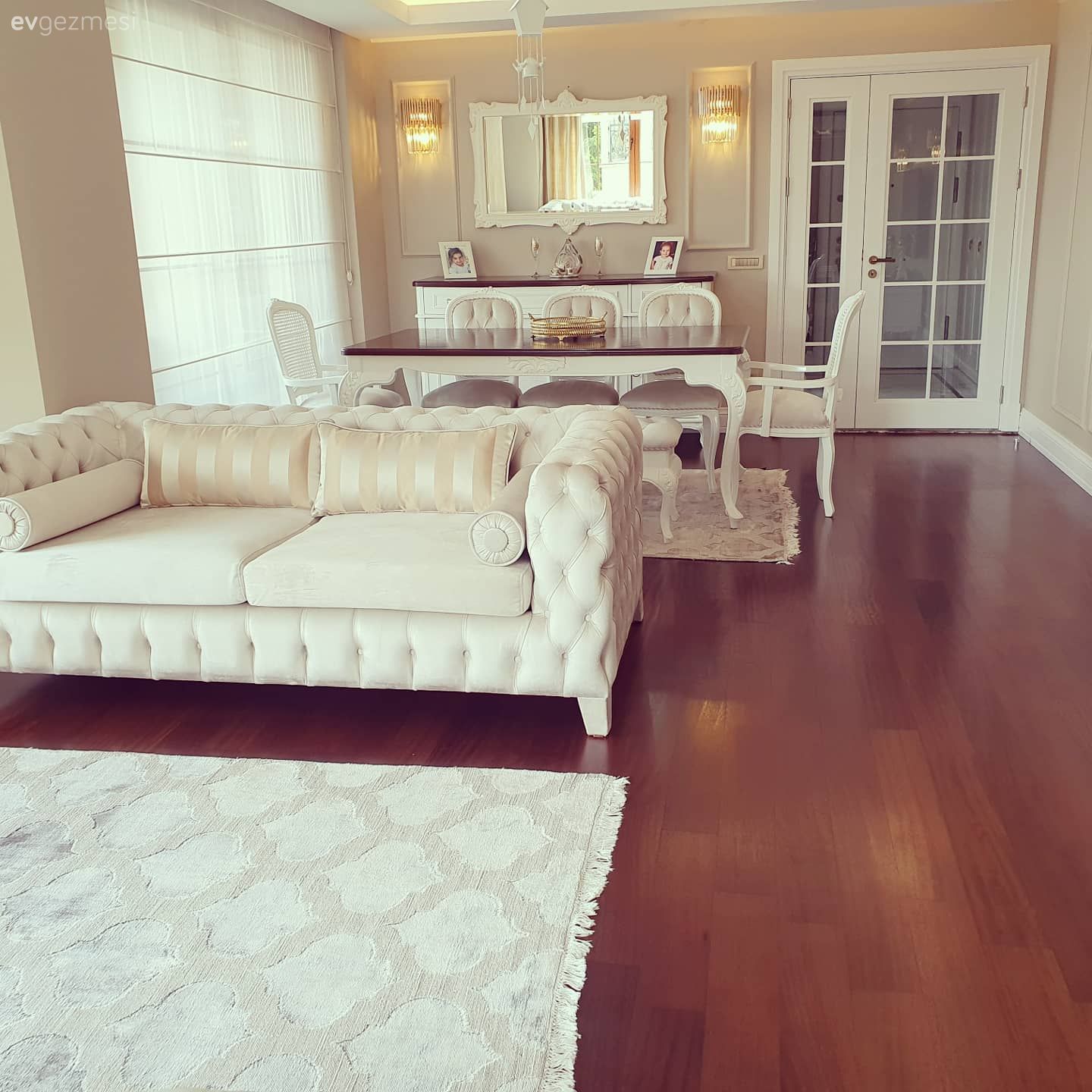 Salon, Modern, Beyaz, Krem, Koltuk takımı, Halı, Modern chesterfield, Parke, Sandalye, Bank, Aplik, Aydınlatma, Ayna, Yemek masası