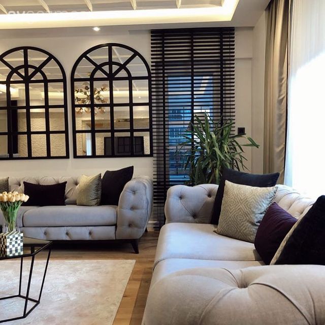 Salon, Art deko, Beyaz, Gri, Siyah, Krem, Bej, Koltuk takımı, Gri koltuk, Halı, Salon halısı, Yuvarlak sehpa, Sehpa, Orta sehpa, Tavan dekorasyon, Pencere duvar dekoru, Duvar dekorasyonu, Parke, Ev bitkisi, Jaluzi, Kırlent, Ev tekstili