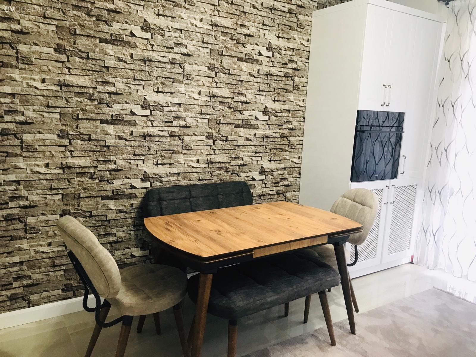 Taş duvar, Duvar dekorasyonu, Mutfak duvar dekorasyonu, Ankastre, Mutfak, Ahşap masa, Mutfak masası, Sandalye
