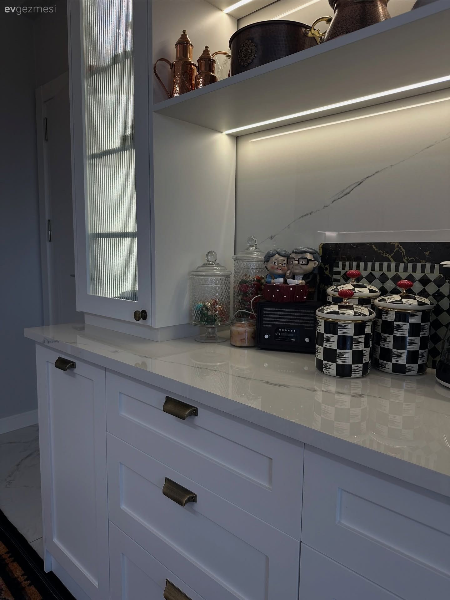 Beyaz, Mutfak aksesuarları, Mutfak, Cam kapaklı dolap, Mutfak tezgahı, Mutfak tezgah arası