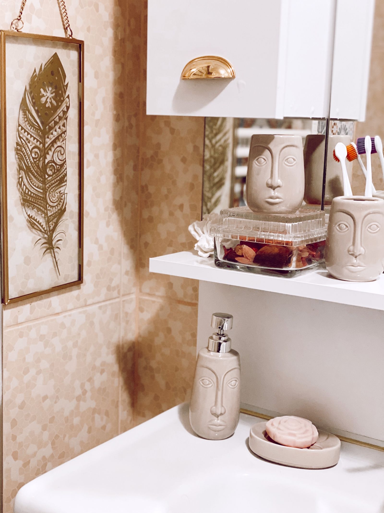 Banyo, Beyaz, Banyo dolabı, Banyo aynası, Banyo aksesuarları