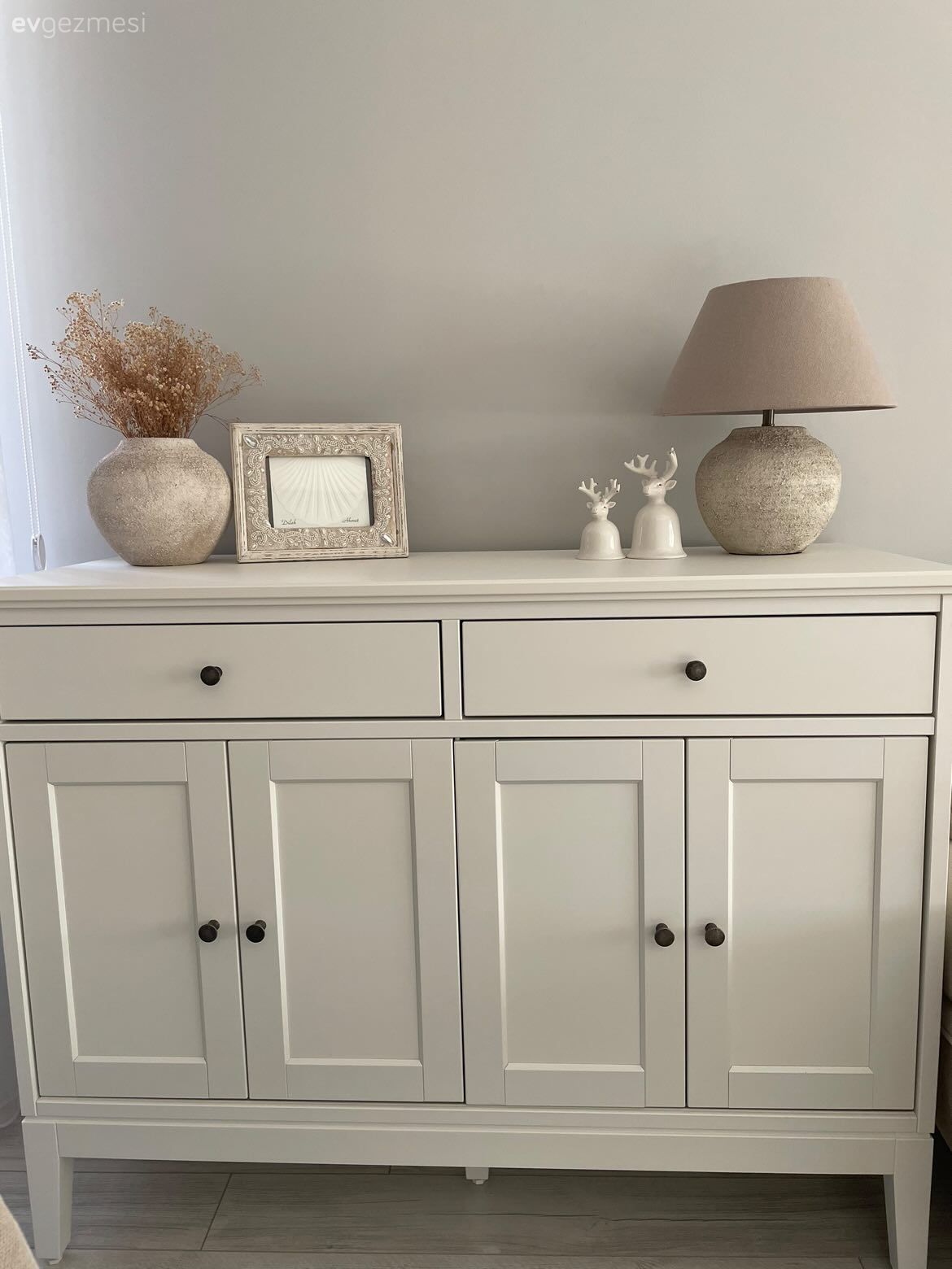 Konsol, Konsol üzeri dekoratif objeleri, Abajur, Aydınlatma