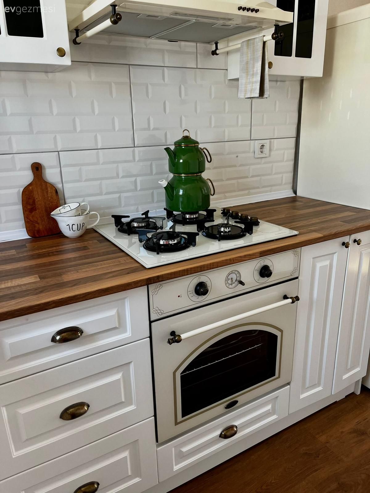 Country, Beyaz, Beyaz ve ahşap mutfak, Mutfak, Ahşap mutfak tezgahı, Mutfak tezgahı, Shaker kapaklı dolaplar, Metro seramik, Seramik, Ankastre, Rustik ankastre, Mutfak aksesuarları