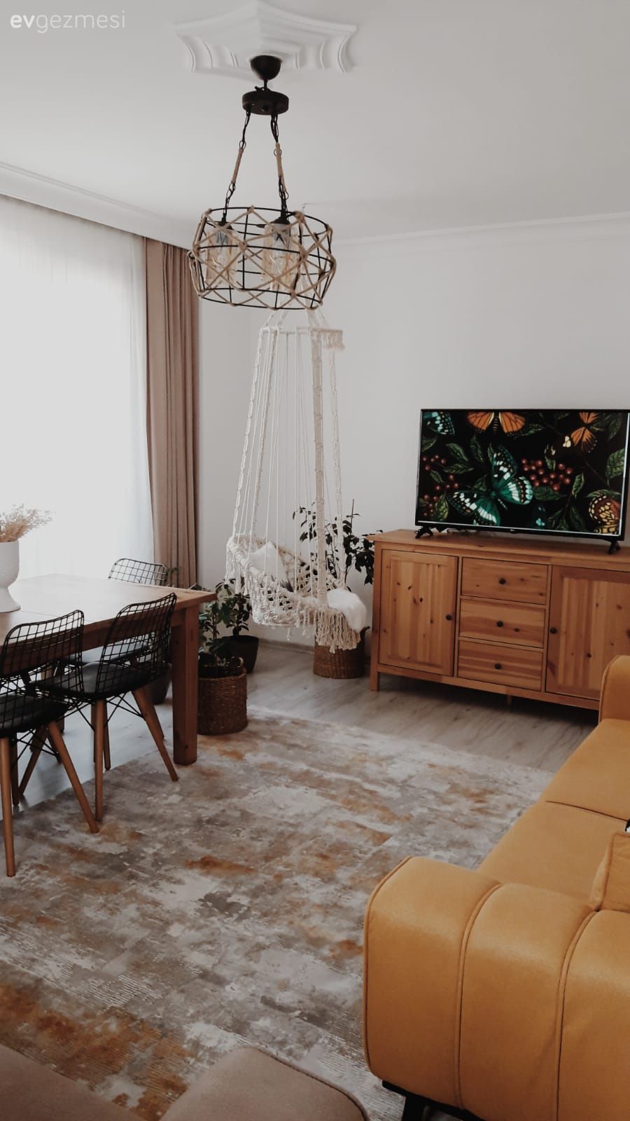 Salon, Ahşap Mobilya, Hardal, Kahverengi, Bej, Siyah, Metal sandalye, Sandalye, Tavana monte salıncak, Salıncak, Halı, Salon halısı, Tv ünitesi