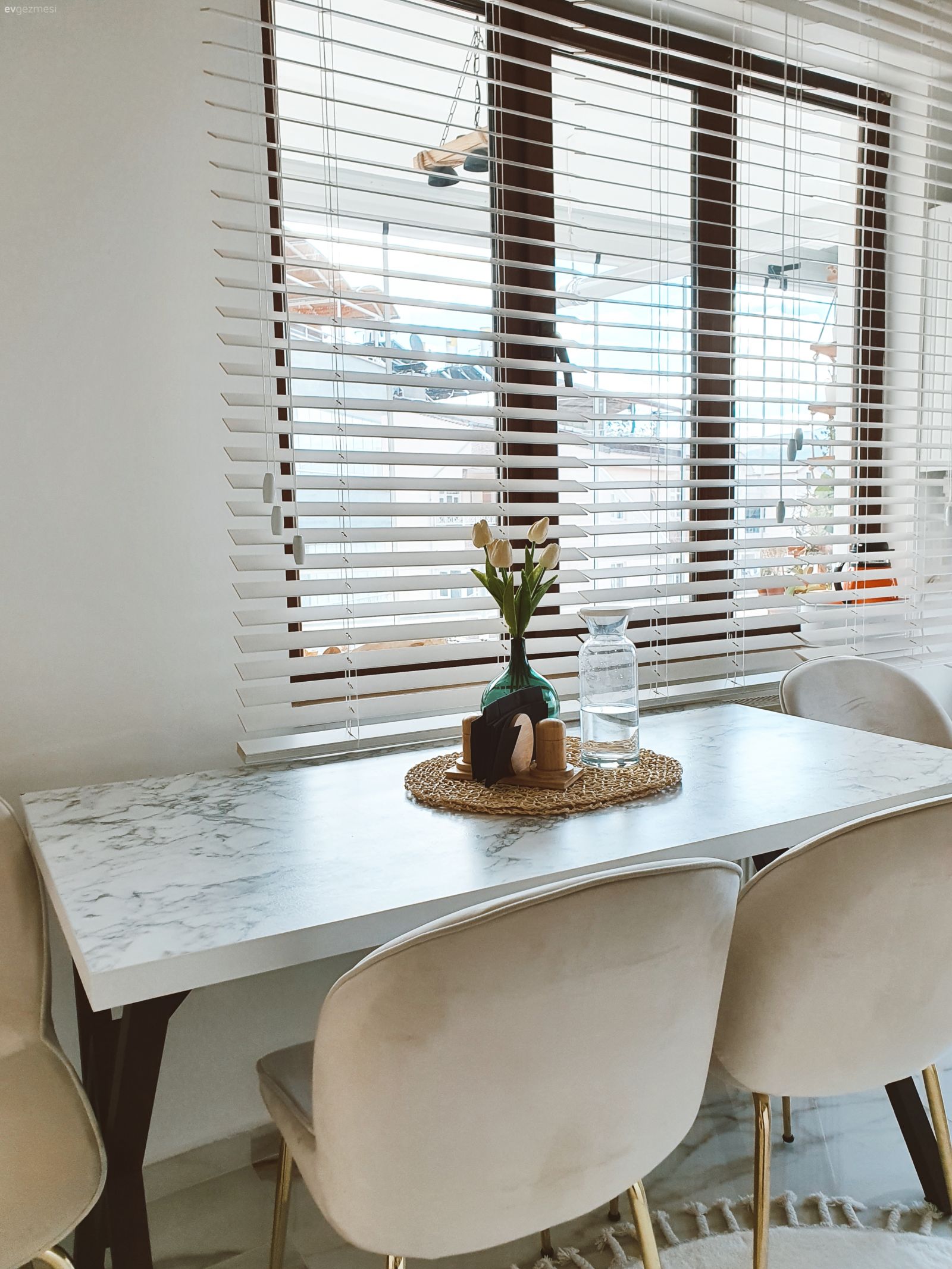 Jaluzi, Mutfak perdesi, Sandalye, Mutfak masası, Beyaz, Krem, Mutfak aksesuarları, Mutfak