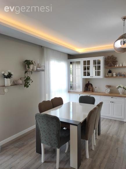 Mutfak, Beyaz, Beyaz ve ahşap mutfak, Ahşap mutfak tezgahı, Mutfak tezgahı, Kahve köşesi, Parke, Mutfak aksesuarları, Sandalye, Mutfak masası, Duvar rafı, Duvar dekorasyonu