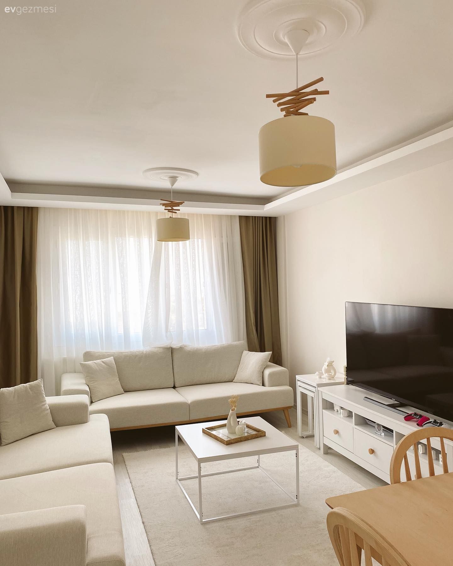Salon, İskandinav, Beyaz, Kahverengi, Koltuk takımı, Fon perde, Perde, Tül perde, Avize, Aydınlatma, Orta sehpa, Sehpa, Halı, Salon halısı, Tv ünitesi, Tv ünitesi aksesuarları, Ev Aksesuar, Ahşap Mobilya