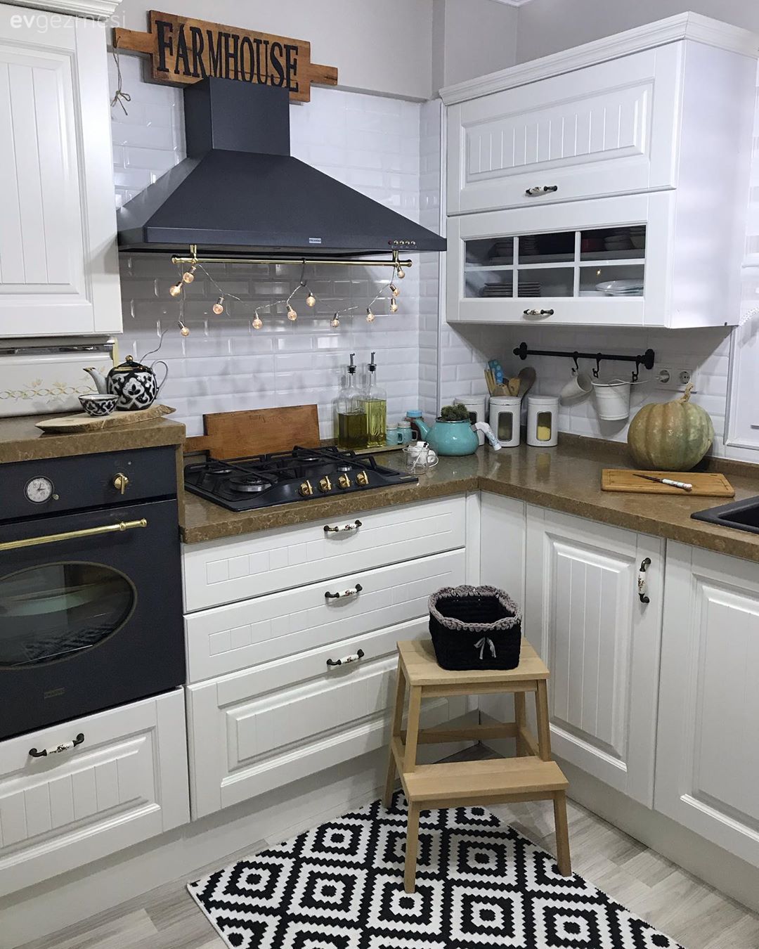 Amerikan Mutfak, Mutfak, Beyaz, Siyah, Rustik mutfak, Metro seramik, Seramik, Ankastre, Davlumbaz, Avize, Aydınlatma, Parke, Mutfak tezgahı, Ahşap mutfak tezgahı, Mutfak perdesi, Zebra Perde, Perde, Shaker kapaklı dolaplar, Mutfak halısı, Geometrik desen, Desenler
