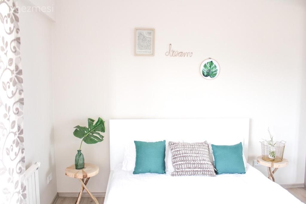 Yatak Odası, Beyaz, Mavi, Kırlent, Ev tekstili, Duvar dekorasyonu, Ev bitkisi, Komodin, Yan sehpa, Sehpa, Fon perde, Perde, Tül perde, Çerçeve, Çiçekli desen, Desenler