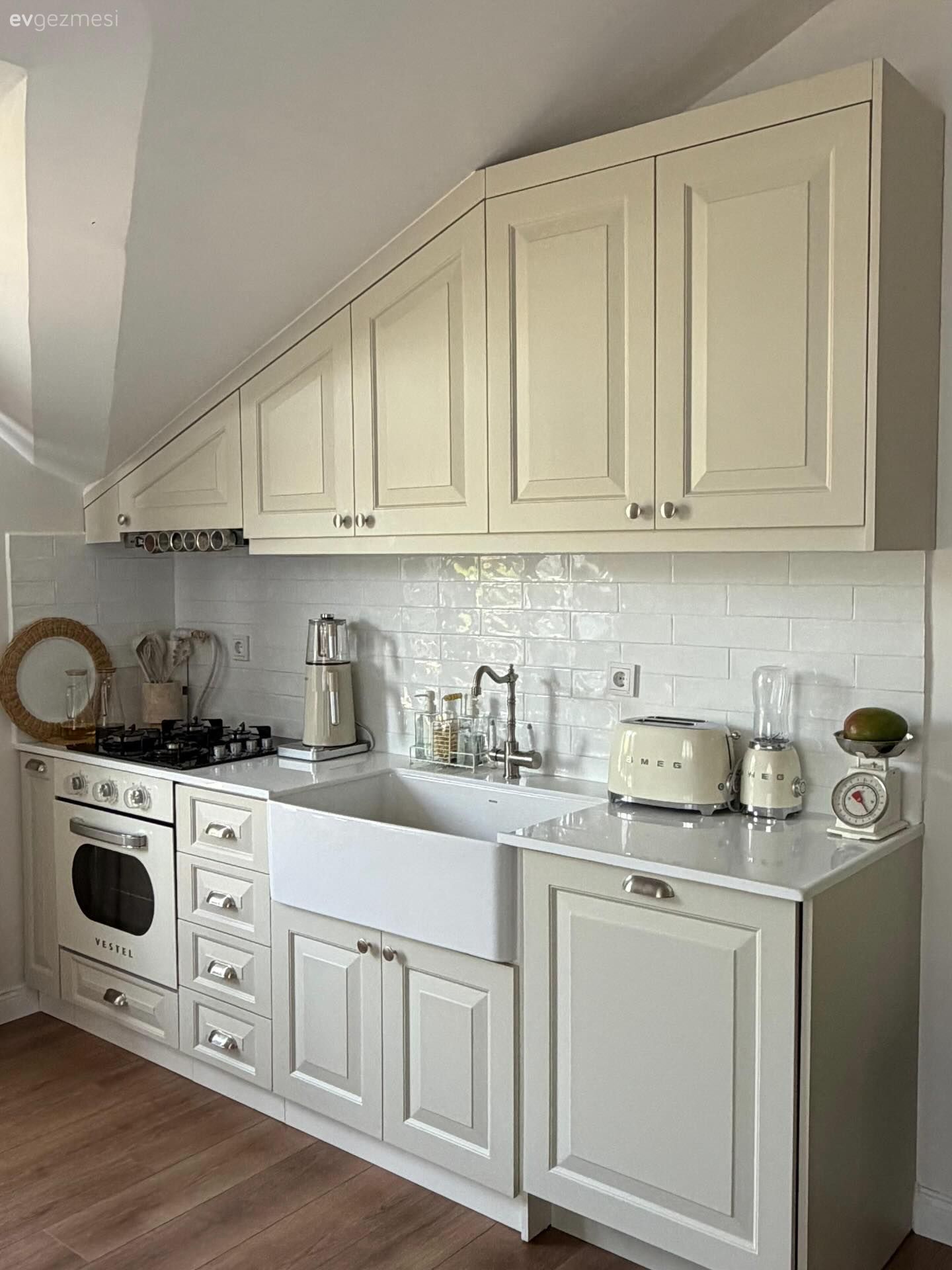 Mutfak, Küçük mutfak dekorasyonu, Krem, Bej, Shaker kapaklı dolaplar, Eviye , Mutfak bataryası, Mutfak tezgahı, Mutfak tezgah arası, Ankastre, Mutfak aksesuarları