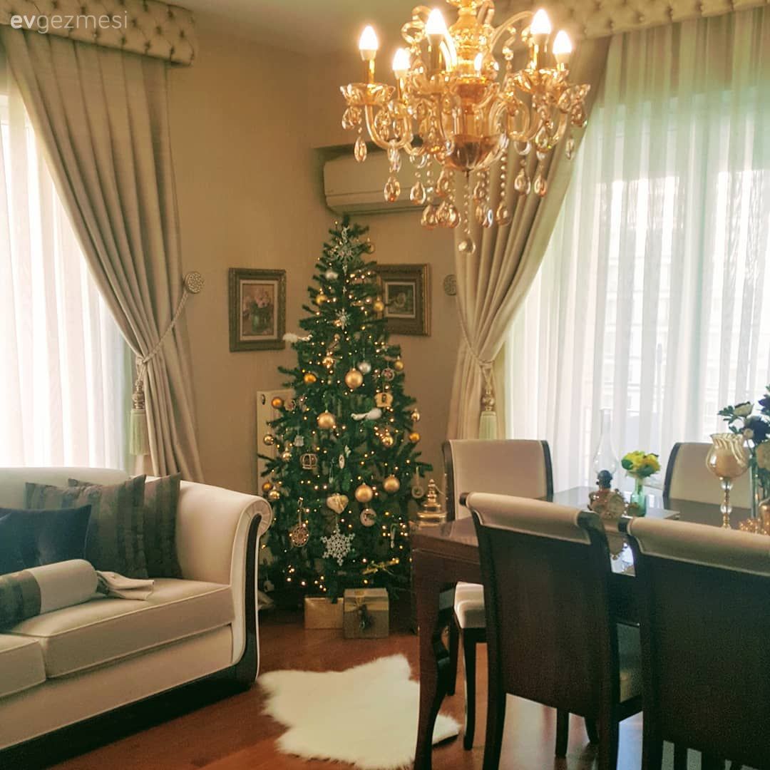 Salon, Klasik, Kahverengi, Krem, Beyaz, Koltuk takımı, Sandalye, Yemek masası, Fon perde, Perde, Tül perde, Avize, Aydınlatma, Salon avizesi, Tablo, Duvar dekorasyonu, Kırlent, Ev tekstili, Çam ağacı, Yılbaşı dekorasyonu