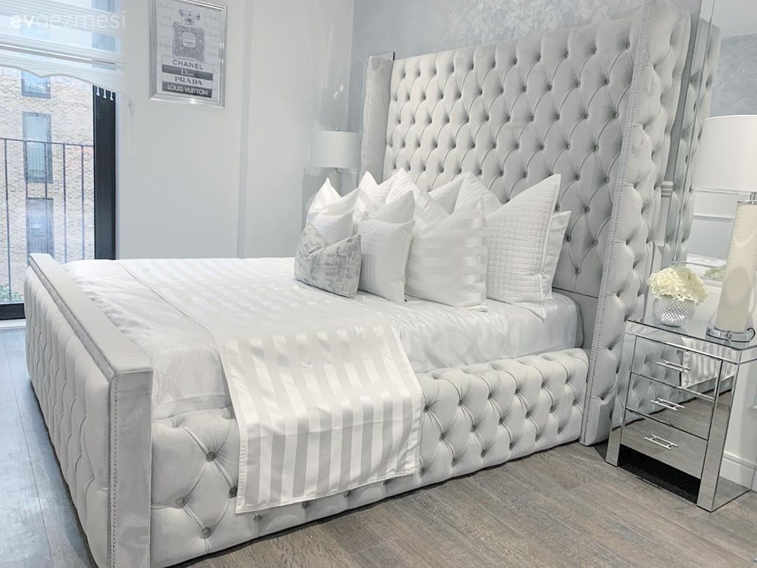 Yatak Odası, Beyaz, Gri, Kapitone yatak başlığı, Kırlent, Ev tekstili, Yatak örtüsü, Komodin, Aynalı mobilya, Ayna, Abajur, Aydınlatma, Parke, Art deko