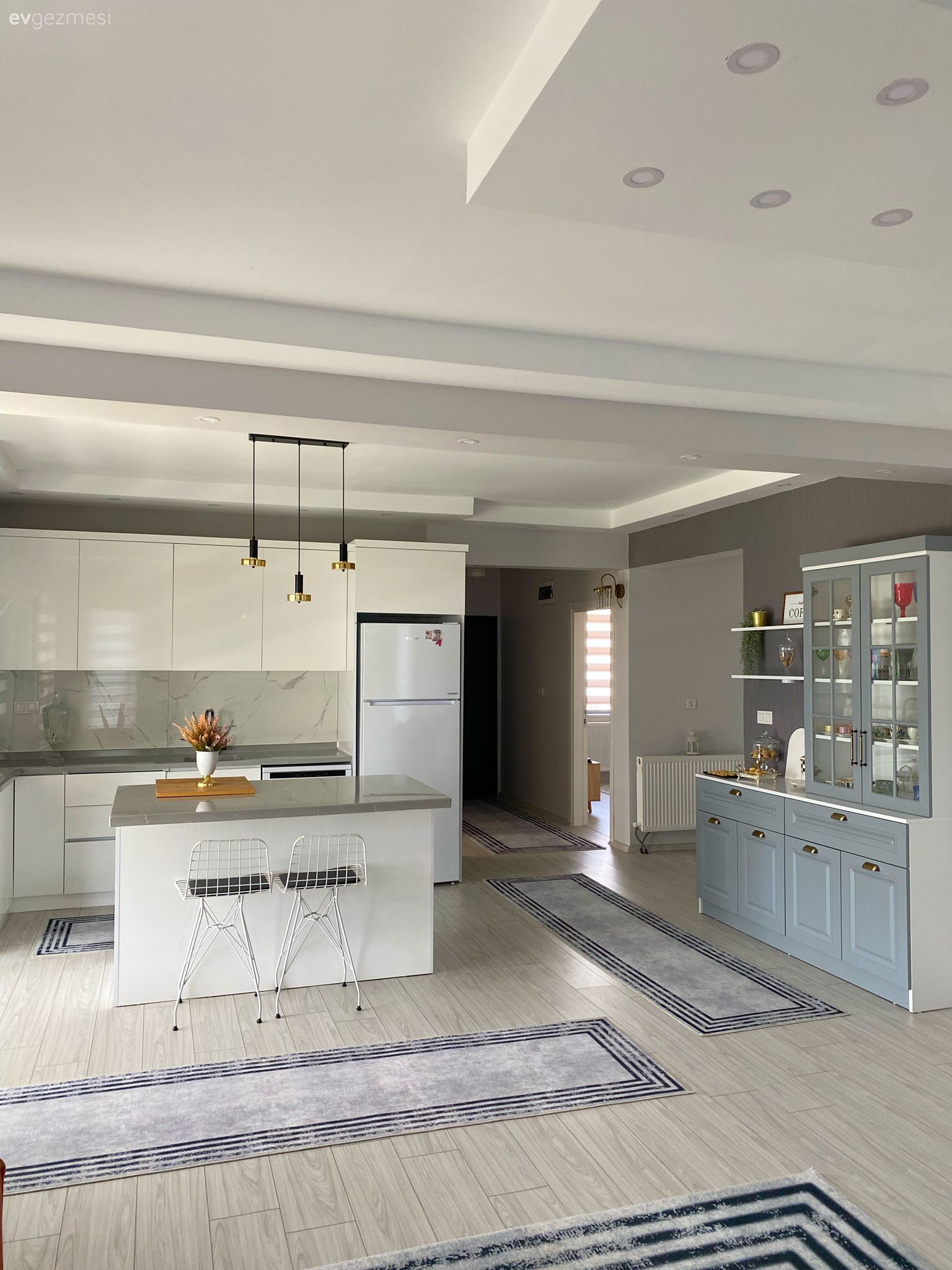 Mutfak, Beyaz, Mavi, Modern, Amerikan Mutfak, Ada mutfak, Mutfak tezgahı, Mutfak tezgah arası, Tezgah arası doğal taş, Mutfak Avize Modelleri, Mutfak halısı, Kahve köşesi, Mavi mutfak, Mutfak aksesuarları