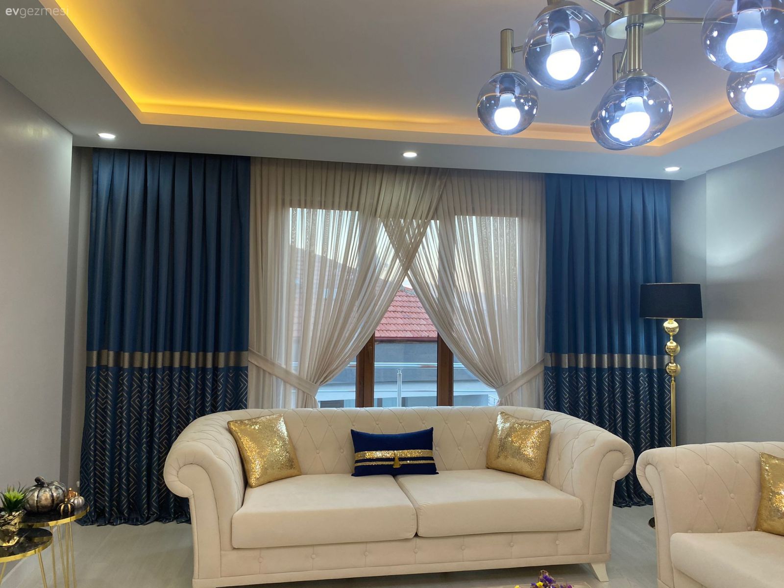 Salon, Art deko, Modern, Beyaz, Bej, Parlament mavisi, Altın, Siyah, Duvar dekorasyonu, Halı, Salon halısı, Koltuk takımı, Tavan dekorasyon, Led aydınlatma, Aydınlatma, Fon perde, Perde, Tül perde, Avize, Kırlent, Ev tekstili