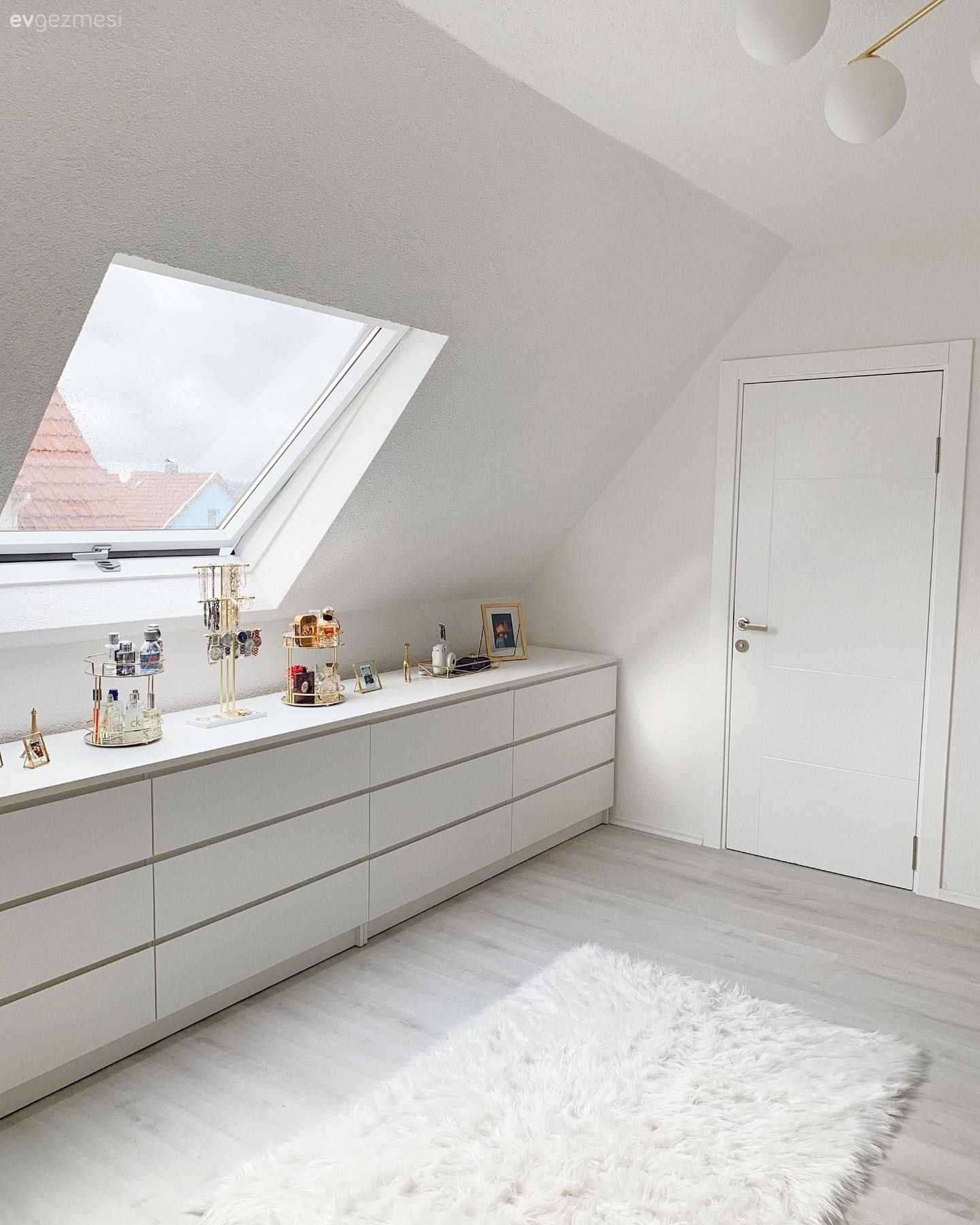 Beyazları Kuşanmış Bu Evde Altın Vurgularla Hareket Sağlanmış