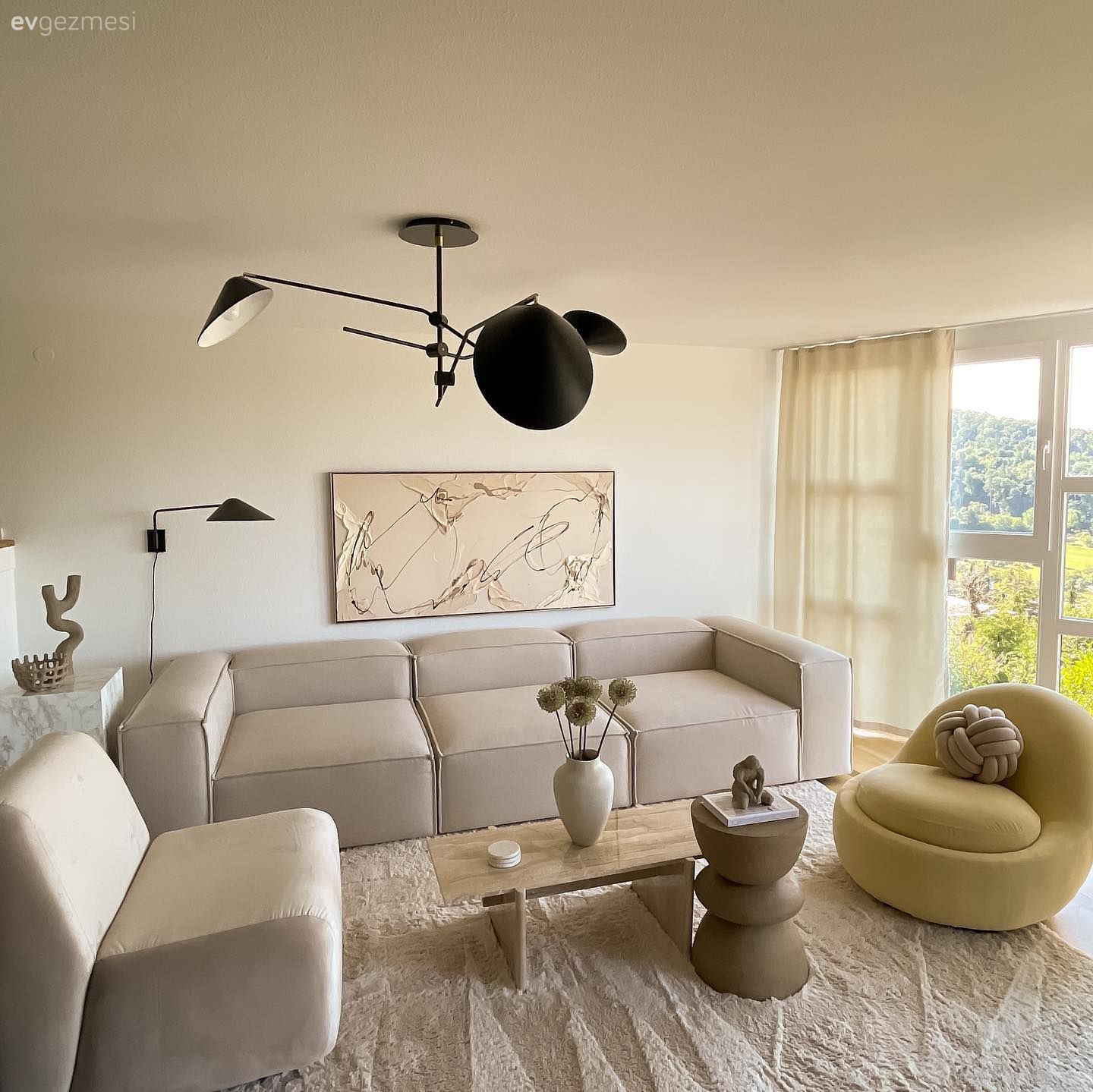 Salon, Modern, Krem, Sarı, Koltuk takımı, Berjer, Tablo, Duvar dekorasyonu, Avize, Aydınlatma, Salon avizesi, Tül perde, Perde, Orta sehpa, Sehpa, Yan sehpa, Halı, Salon halısı