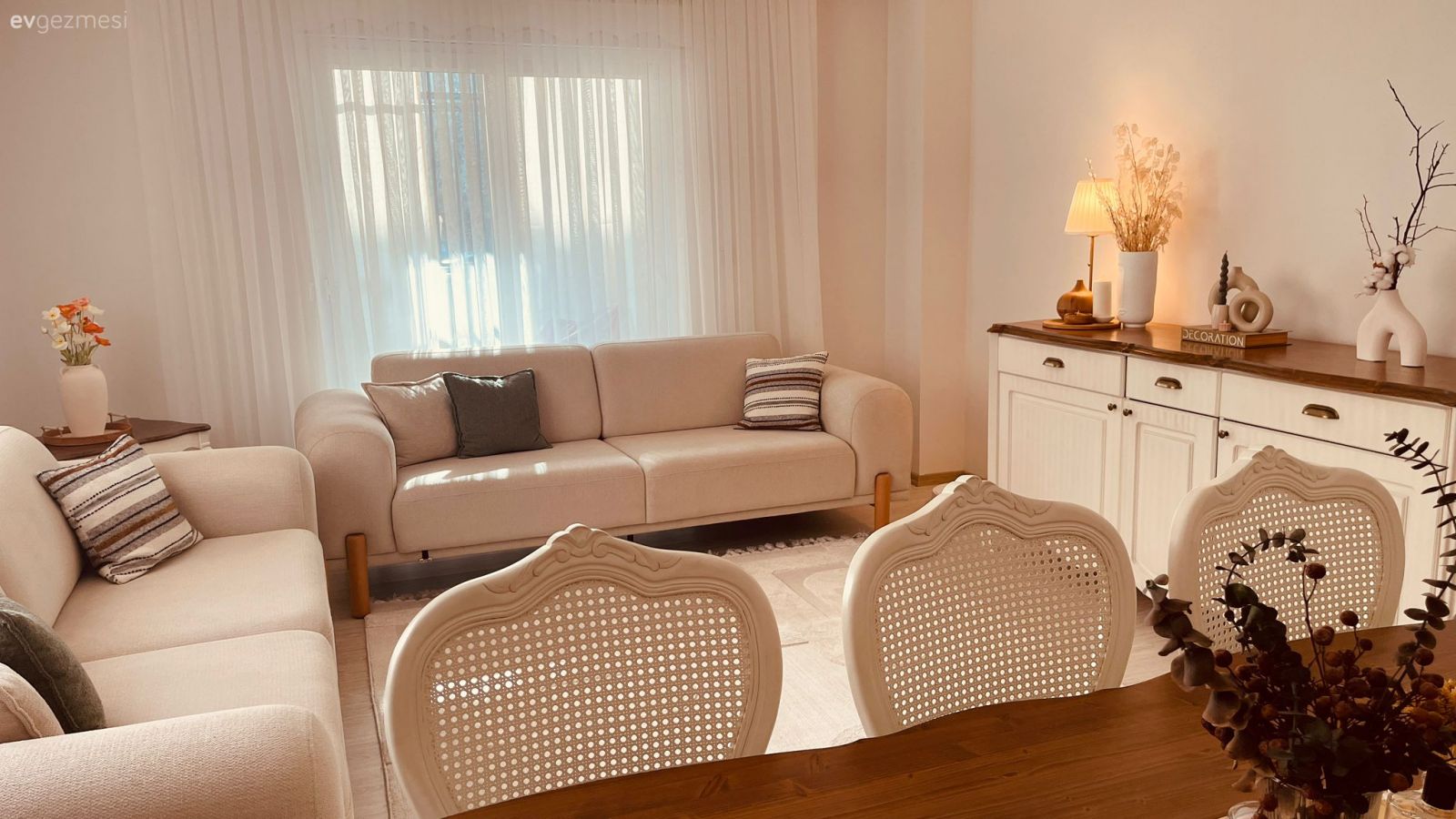 Salon, Country, Beyaz, Bej, Krem, Ahşap Mobilya, Koltuk takımı, Ev Aksesuar, Halı, Salon halısı, Sandalye, Yemek masası, Tül perde, Perde, Konsol, Konsol üzeri dekoratif objeleri