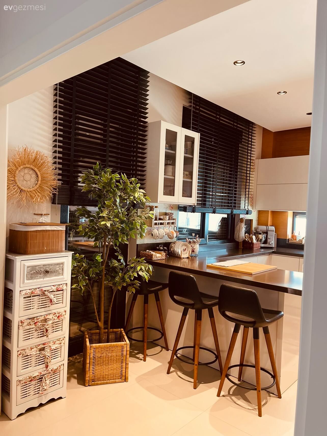 Bu Antalya Mutfağında Modern ve Rustik El Ele Vermiş!