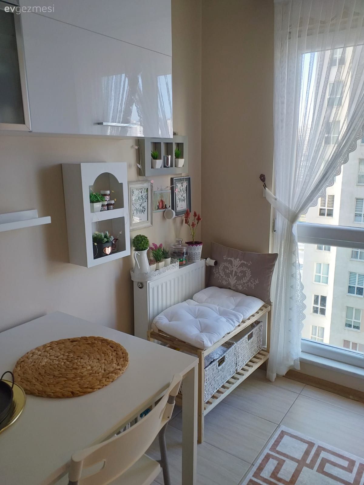 Mutfak, Krem, Beyaz, Mutfak masası, Duvar rafı, Duvar dekorasyonu, Bank, Mutfak perdesi