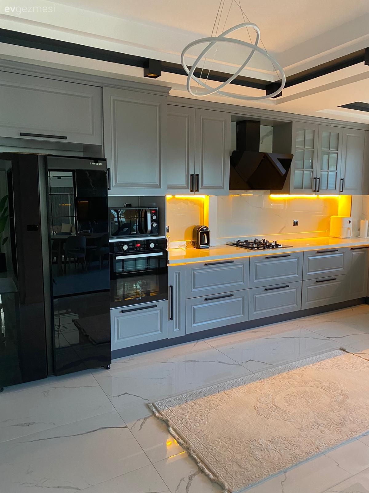 Mutfak, Gri, Siyah, Beyaz, Shaker kapaklı dolaplar, Mutfak tezgahı, Mutfak tezgah arası, Davlumbaz, Ankastre, Mutfak halısı, Mutfak zemin seramikleri, Mutfak Avize Modelleri