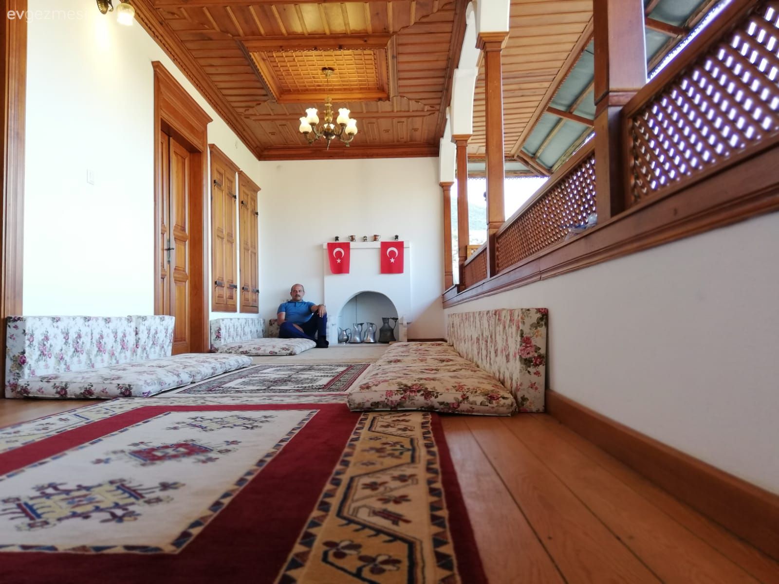 Müstakil Ev, Balkon, Kahverengi, Ahşap Mobilya, Tavan dekorasyon, Avize, Aydınlatma, Şömine, Sedir, Çiçekli desen, Desenler, Aplik, Beyaz