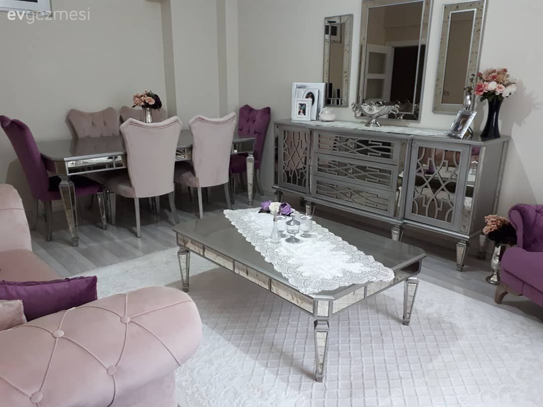 Ev Gezmesi: Aynalarla Işıldayan Romantik Bir Salon