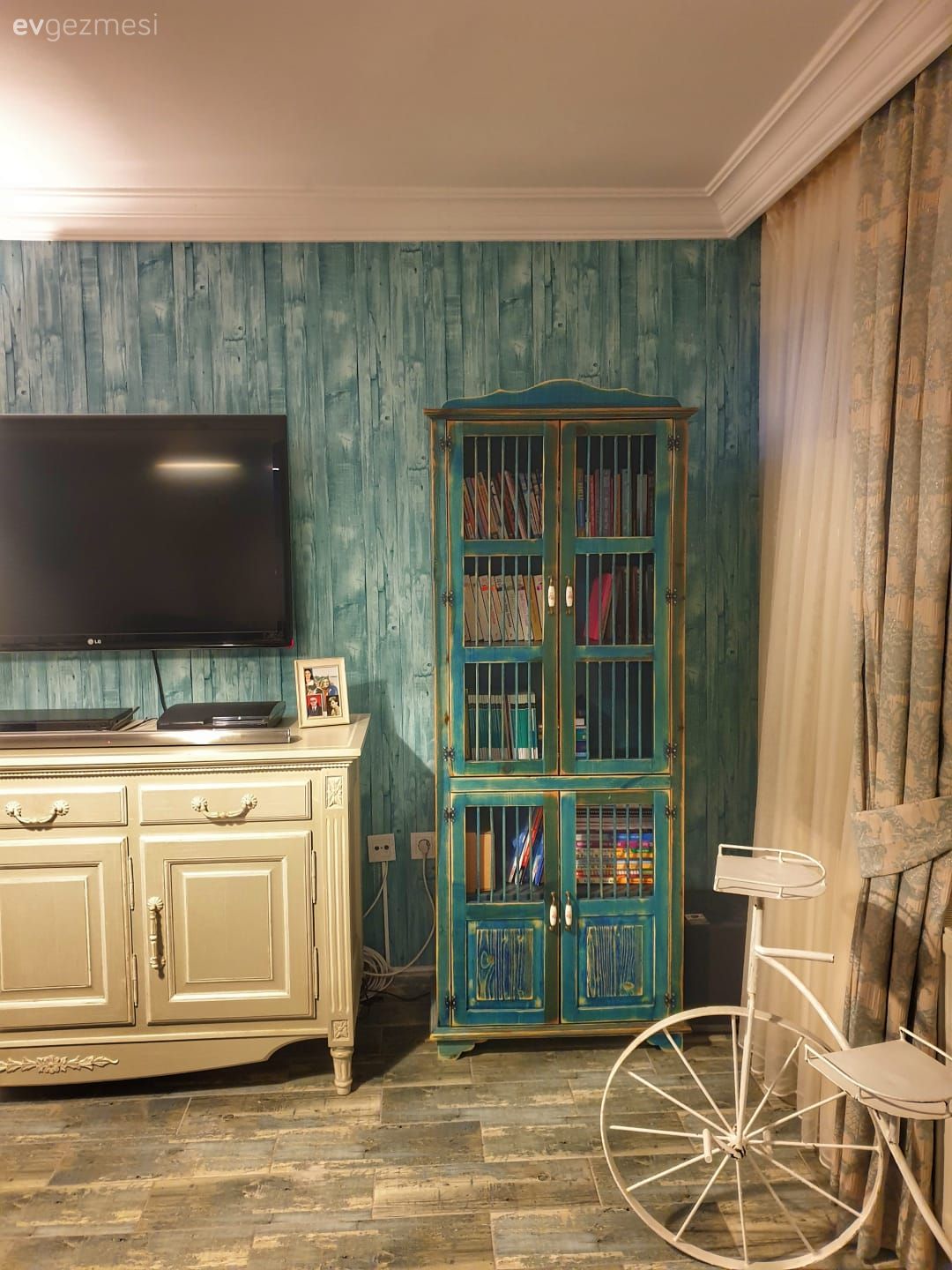 Mavi, Beyaz, Rustik, Vitrin, Tv ünitesi, Tv ünitesi aksesuarları, Ev Aksesuar, Abajur, Aydınlatma, Avize, Sandalye, El dokuma halı, Halı