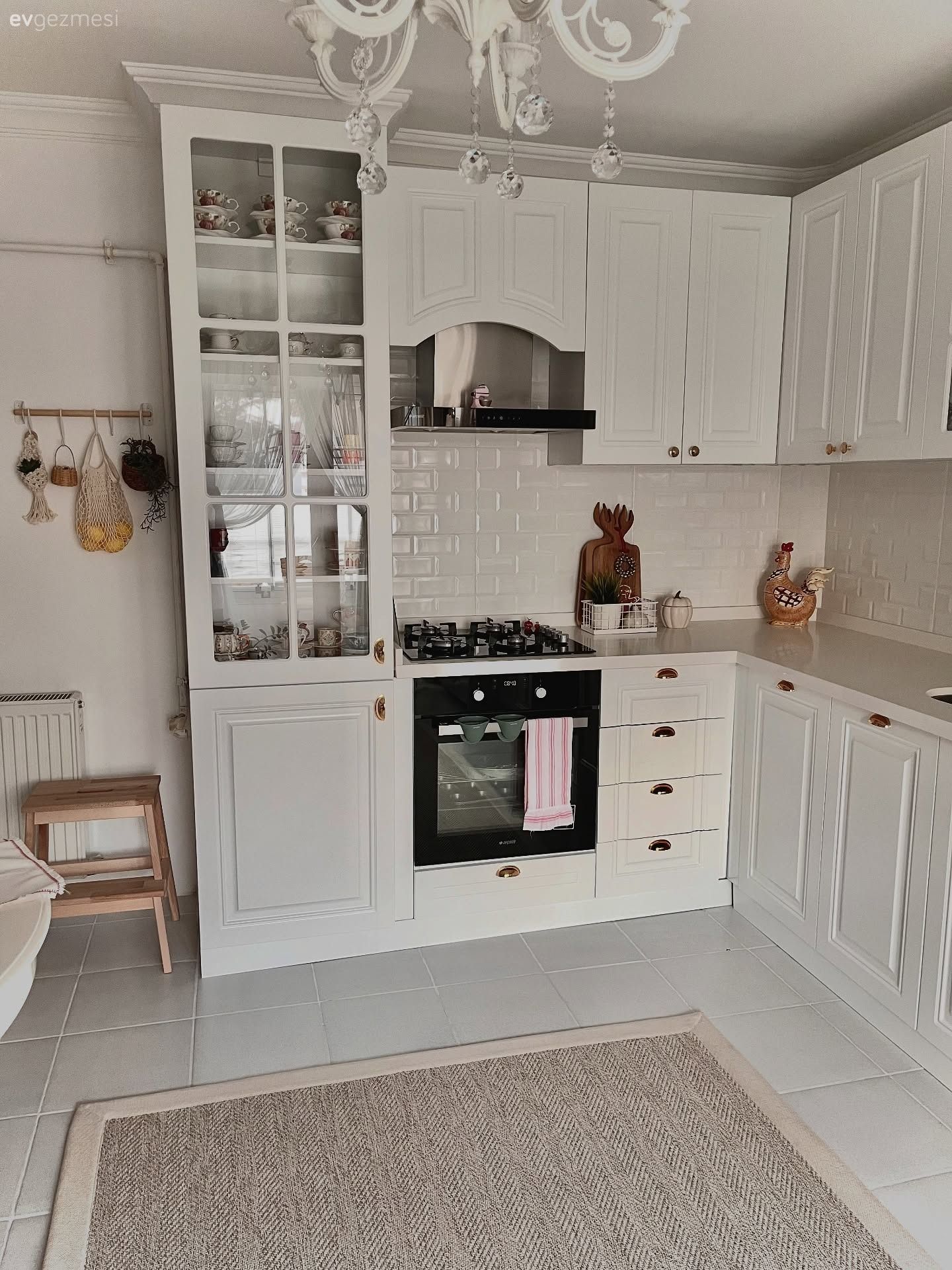 Country mutfak, Mutfak, Beyaz, Siyah, Davlumbaz, Ankastre, Cam kapaklı dolap, Mutfak tezgahı, Mutfak tezgah arası, Tezgah arası seramik, Metro seramik, Seramik, Mutfak halısı, Mutfak Avize Modelleri