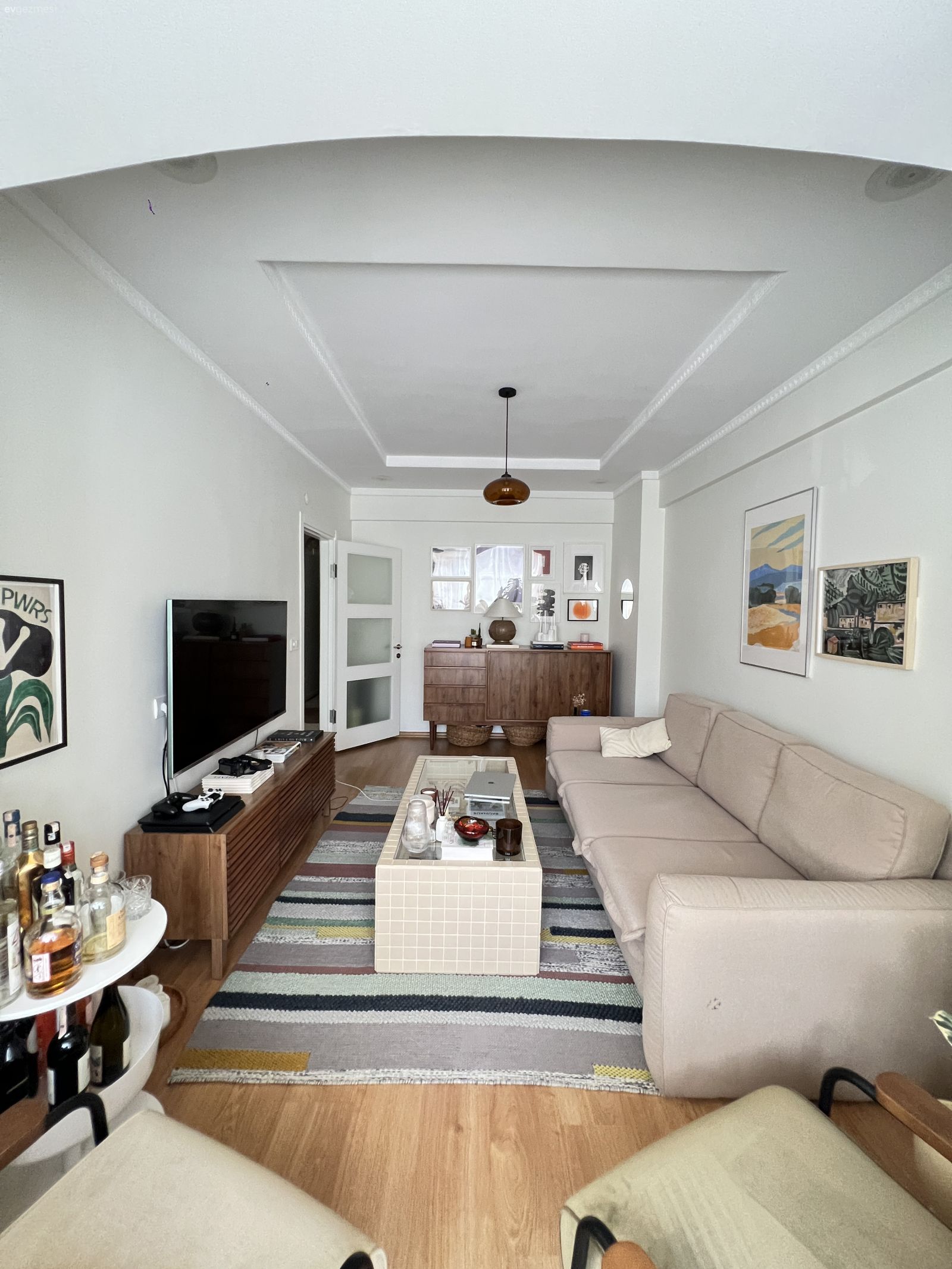 Salon, Bohem Dekorasyon, Krem, Kahverengi, Beyaz, Koltuk takımı, Berjer, Tv ünitesi, Tv ünitesi aksesuarları, Ev Aksesuar, Konsol, Ahşap Mobilya, Kilim, Halı, Orta sehpa, Sehpa, Tablo, Duvar dekorasyonu, Çerçeve, Sarkıt, Aydınlatma