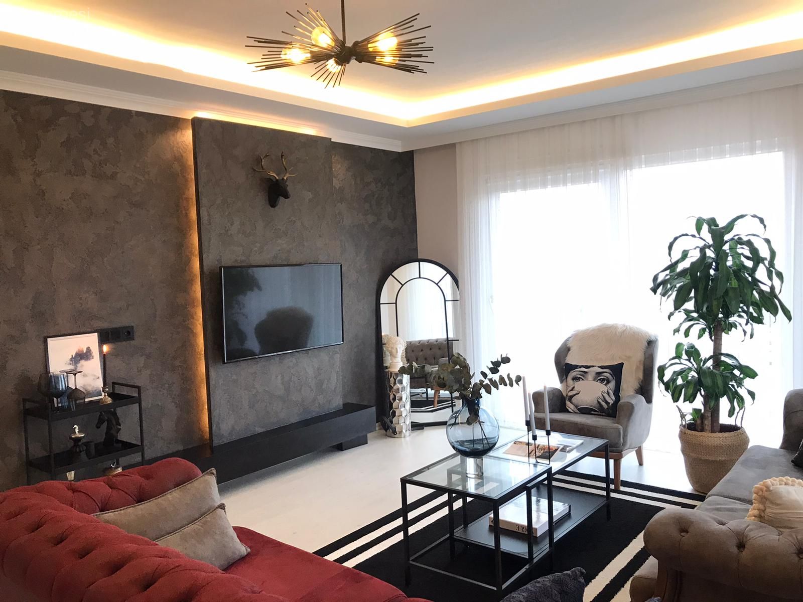 Salon, Modern, Gri, Kırmızı, Siyah, Siyah duvar, Led aydınlatma, Aydınlatma, Avize, Salon avizesi, Modern chesterfield, Koltuk takımı, Gri koltuk, Berjer, Boy aynası, Ayna, Ev bitkisi, Tül perde, Perde, Orta sehpa, Sehpa, Çizgili desen, Desenler, Saksı