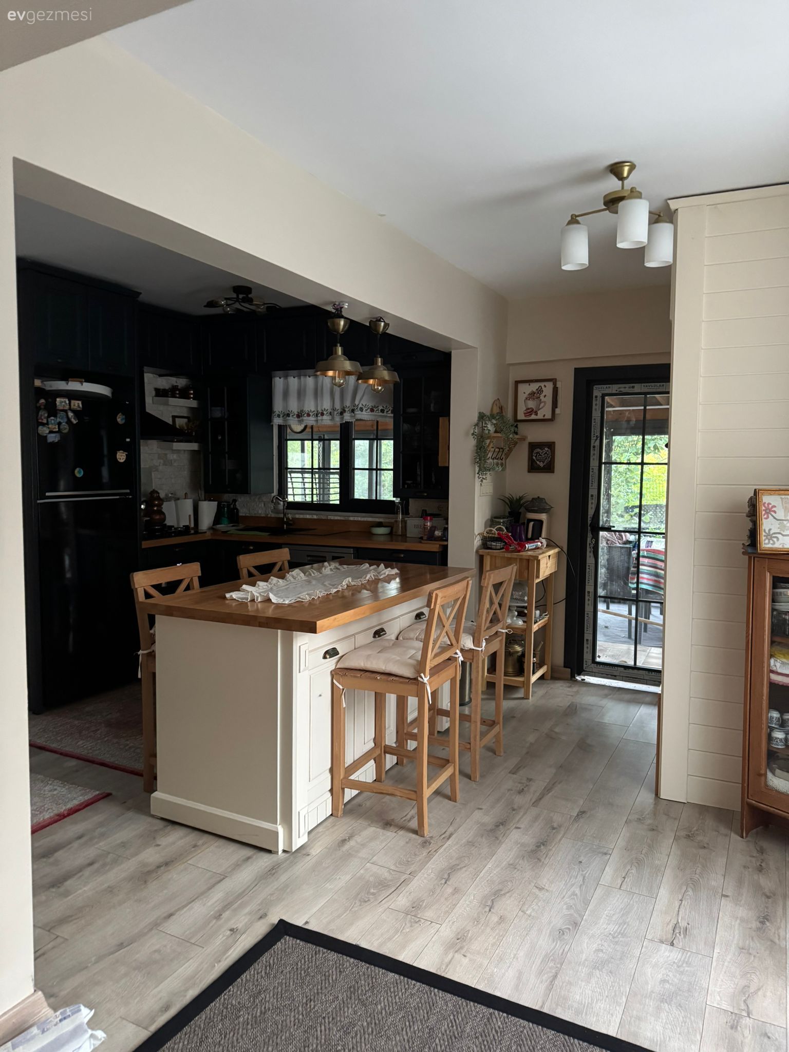 Dışarıdaki Merdivenleri İçeri Alınan Bu Köy Evi Artık Dubleks