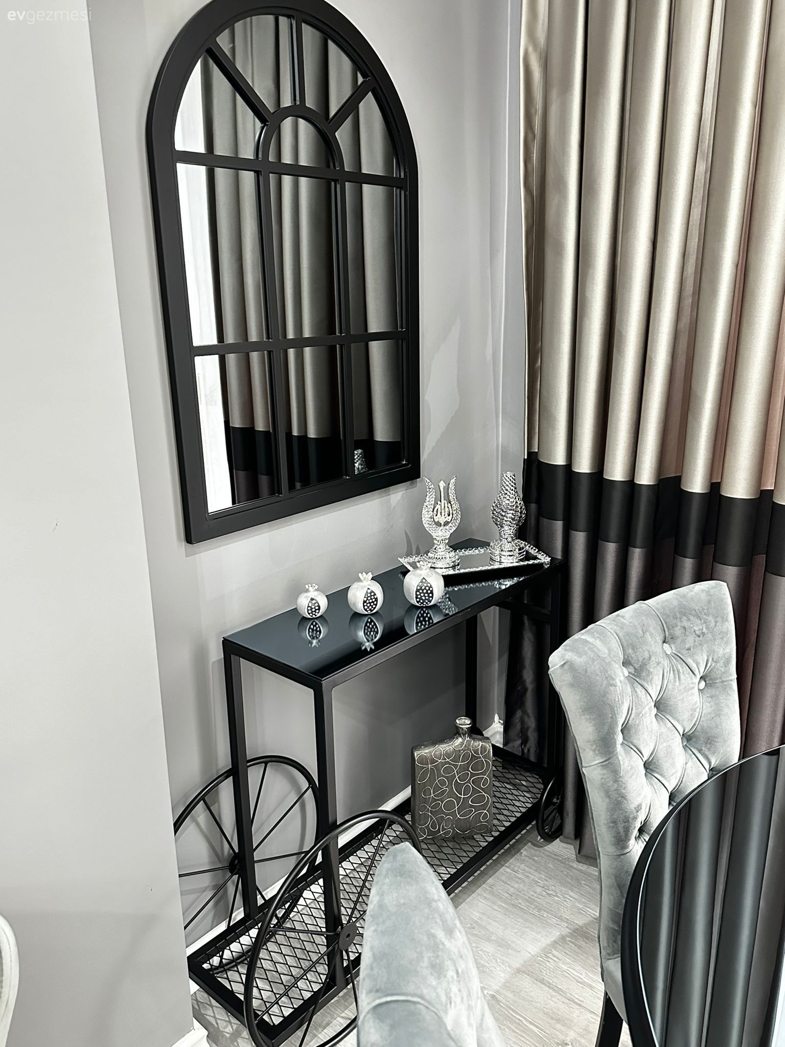 Bu Evde Siyahın Karamsarlığı Beyazın Ferahlığına Karışmış!