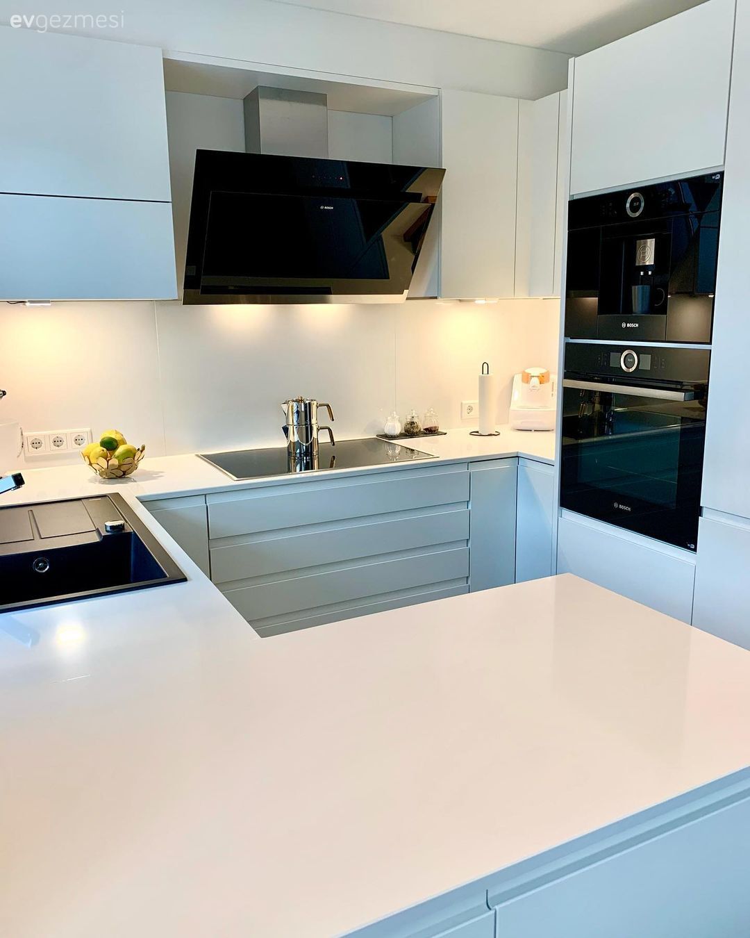 Mutfak, Beyaz mutfak, U-tipi mutfak, Beyaz, Siyah, Mutfak tezgahı, Mutfak tezgah arası, Tezgah arası seramik, Mutfak perdesi, Ankastre, Parke