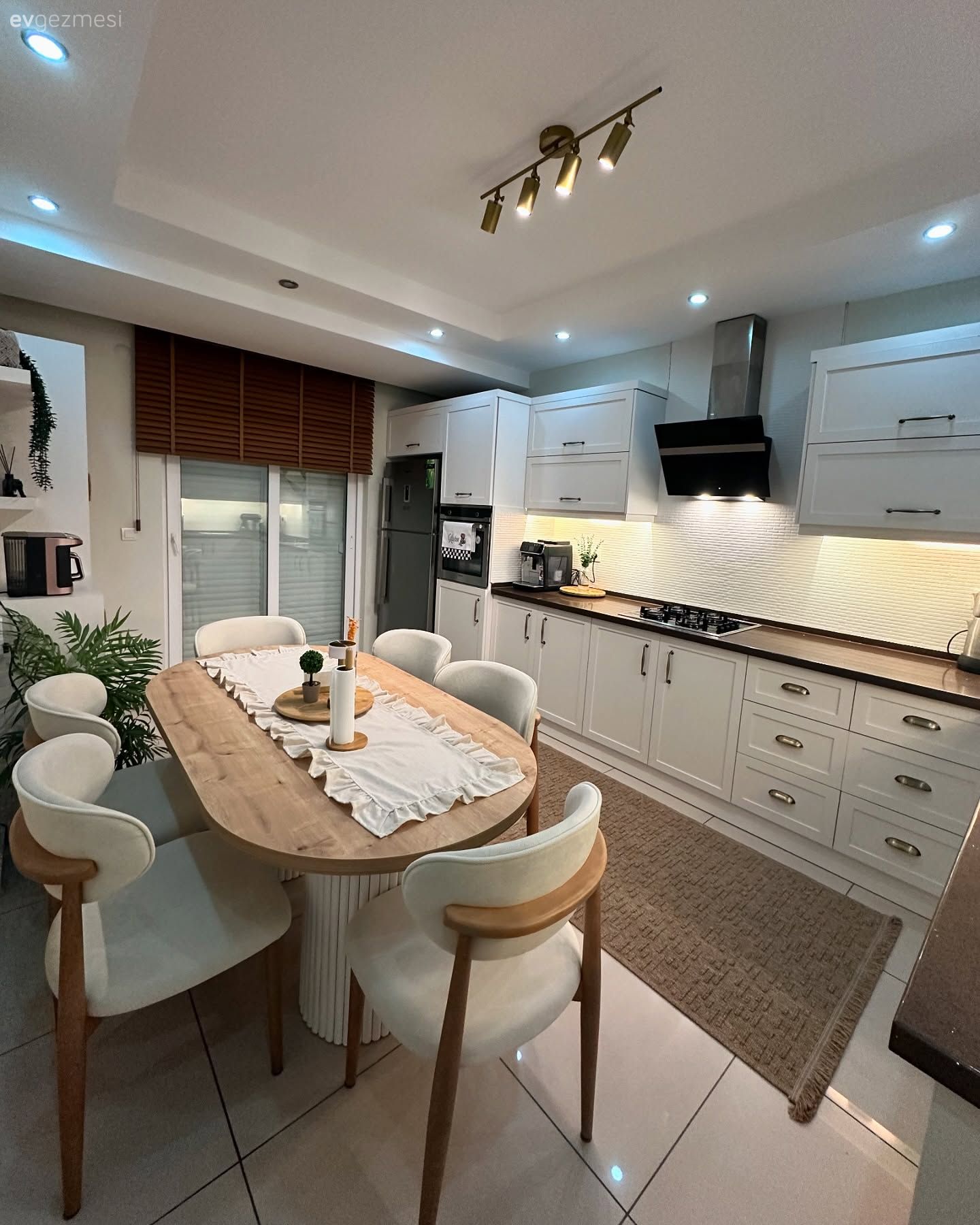 Mutfak, Modern, Modern mutfak, Beyaz, Siyah, Ahşap Mobilya, Mutfak tezgahı, Siyah tezgah, L-tipi mutfak, Mutfak masası, Mutfak sandalyesi, Mutfak halısı, Spot aydınlatma, Aydınlatma, Mutfak Avize Modelleri, Ankastre, Davlumbaz, Jaluzi, Ahşap jaluzi, Ev bitkisi