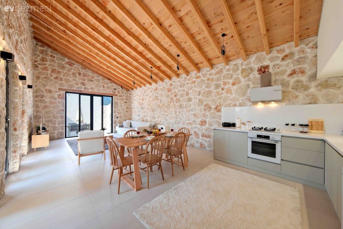 Yazlık, Taş ev, Sandalye, Yemek masası, Mutfak, Açık konsept yaşam alanı, Mutfak tezgahı, Mutfak tezgah arası
