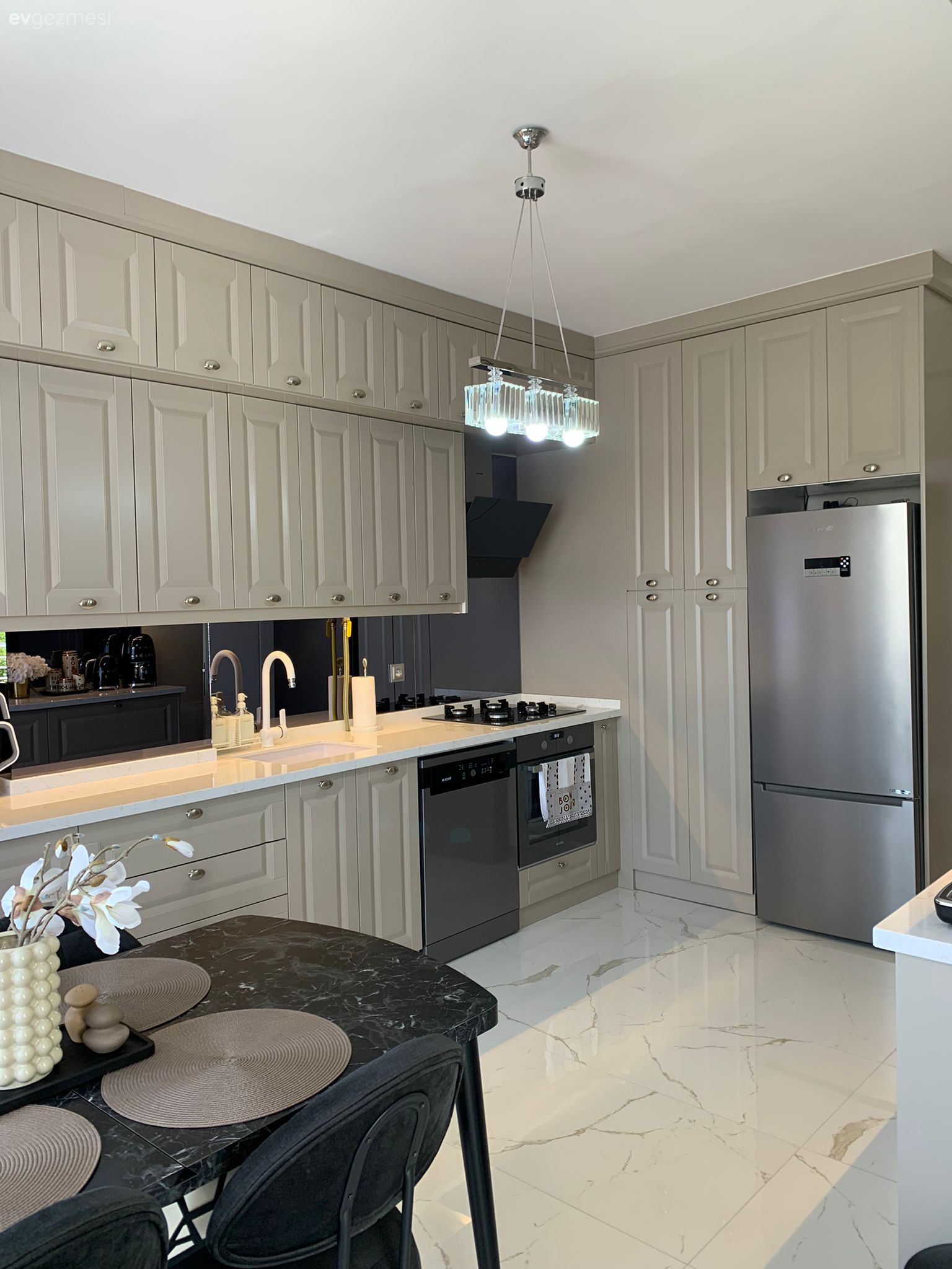 Mutfak, Vizon, Beyaz, Siyah, Shaker kapaklı dolaplar, Mutfak tezgahı, Mutfak tezgah arası, Tezgah arası cam, Ankastre, Mutfak Avize Modelleri, Sandalye, Mutfak masası, Mutfak zemin seramikleri, Mutfak aksesuarları, Country