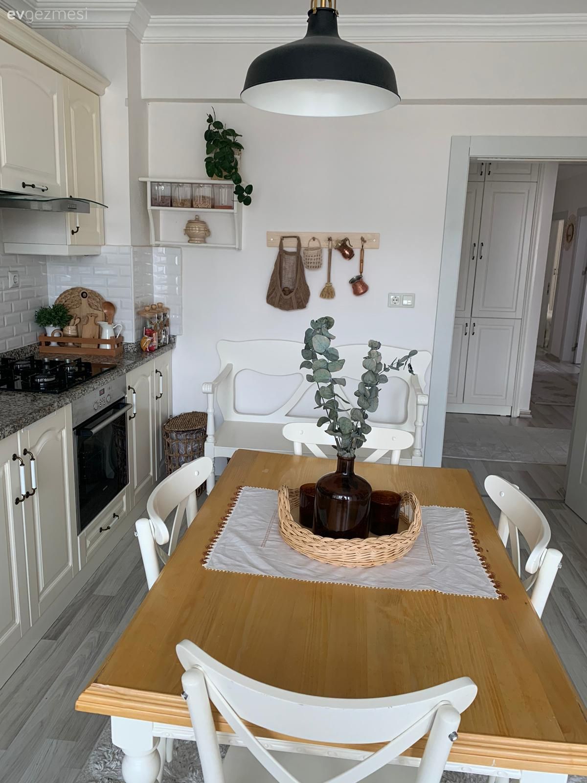 Mutfak, Beyaz mutfak, İskandinav, Beyaz ve ahşap mutfak, Beyaz, Siyah, Mutfak masası, Sandalye, Mutfak rafı, Vitrin, Mutfak perdesi, Mutfak halısı, Mutfak Avize Modelleri, Sarkıt, Aydınlatma, Bank, Shaker kapaklı dolaplar, Mutfak tezgahı, Mutfak tezgah arası, Ankastre