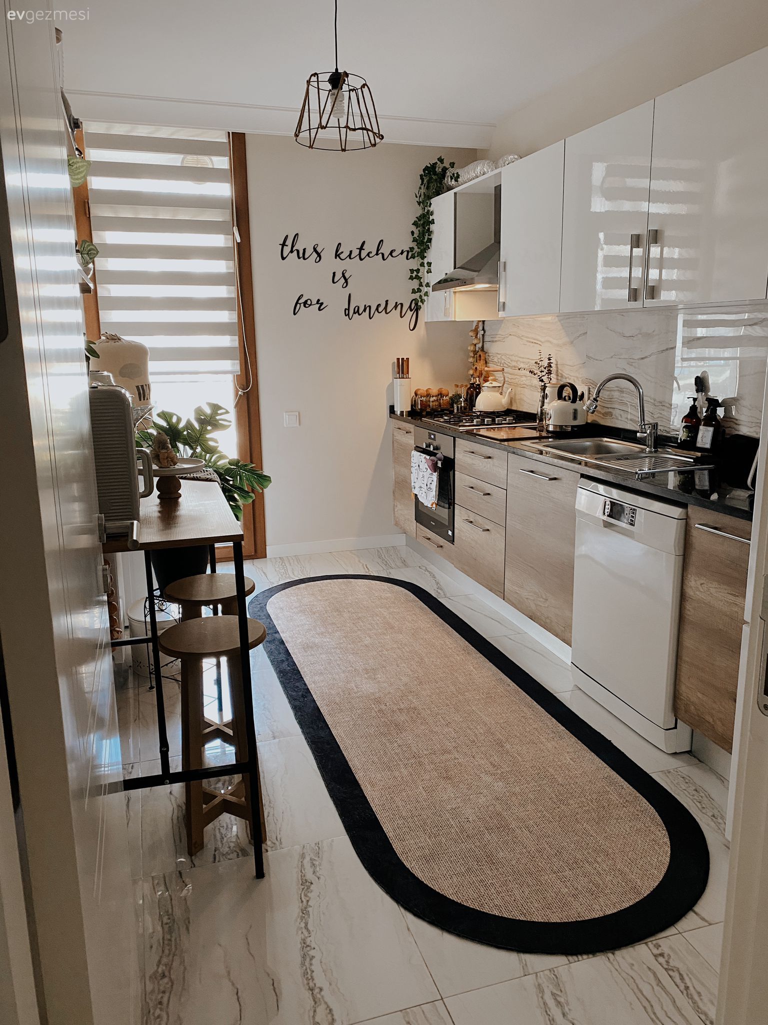 Bu İstanbul Evi İçin Hem Renk Hem de Form Kontrastı Önemli