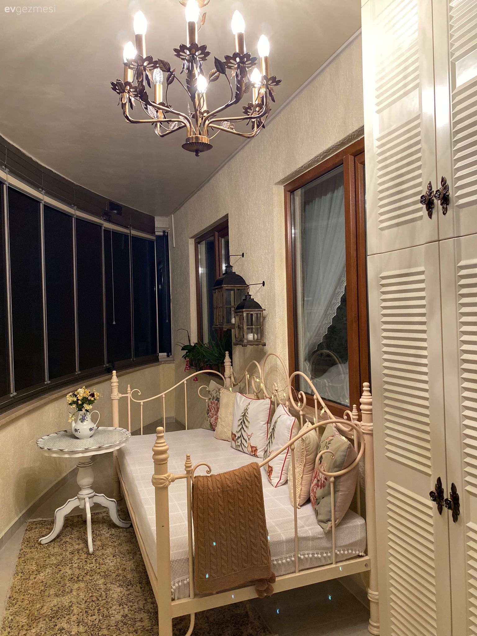 Balkon, Balkon oturma grubu, Kırlent, Ev tekstili, Balkon avizesi, Balkon masası, Kapalı balkon