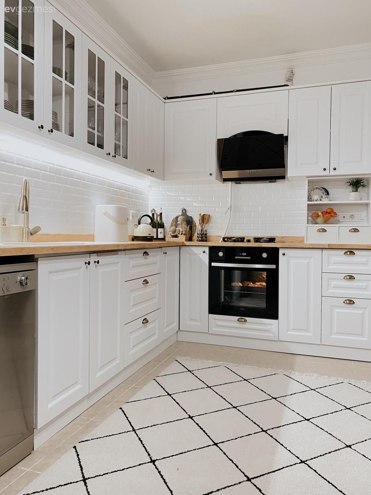 Bu Evde Beyazın Ferahlığı Sıcak Detaylarla Pekiştirilmiş!