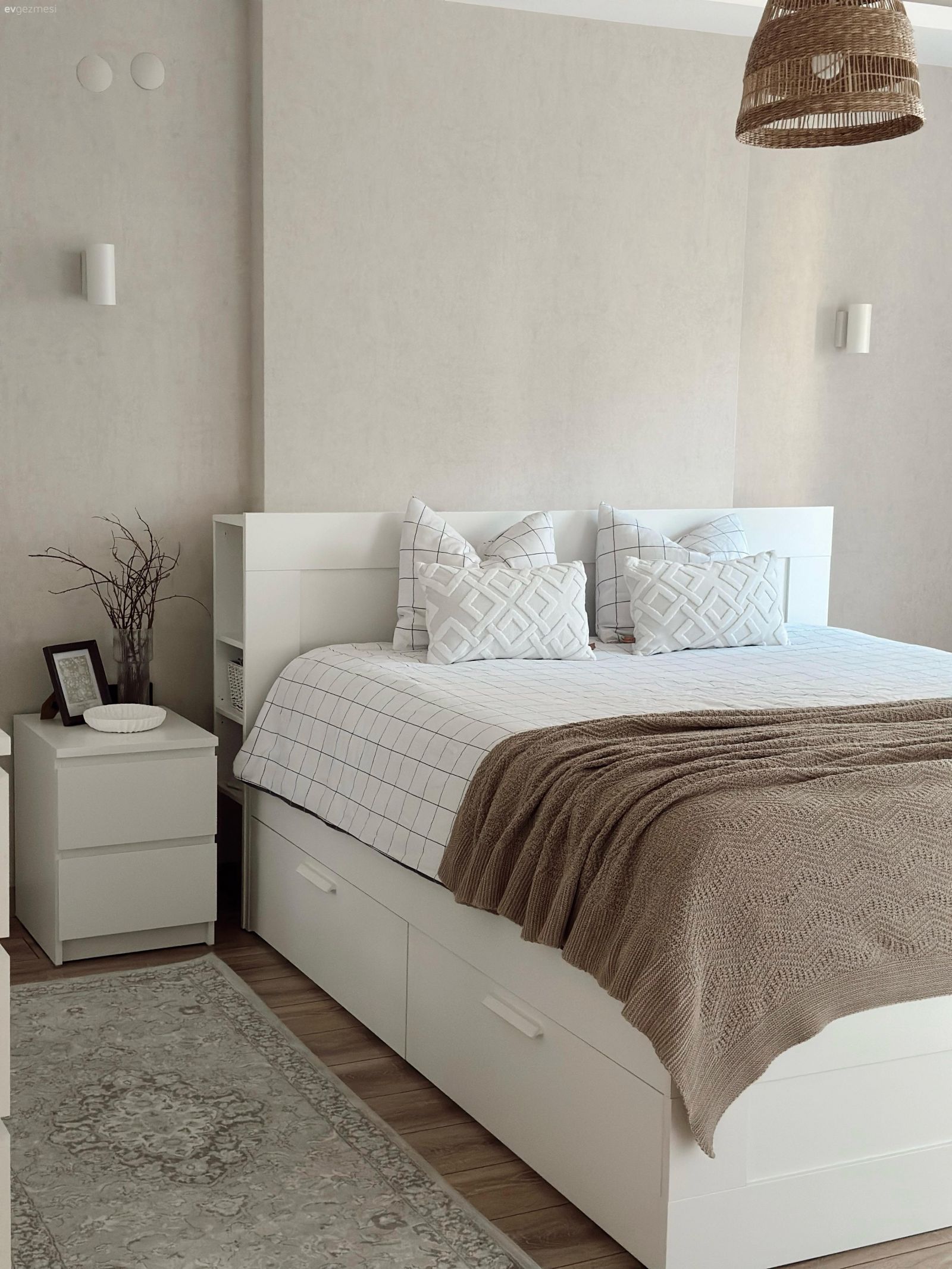 Yatak Odası, Kahverengi, Beyaz, Yatak örtüsü, Komodin, Hasır avize, Halı, Yatak başlığı