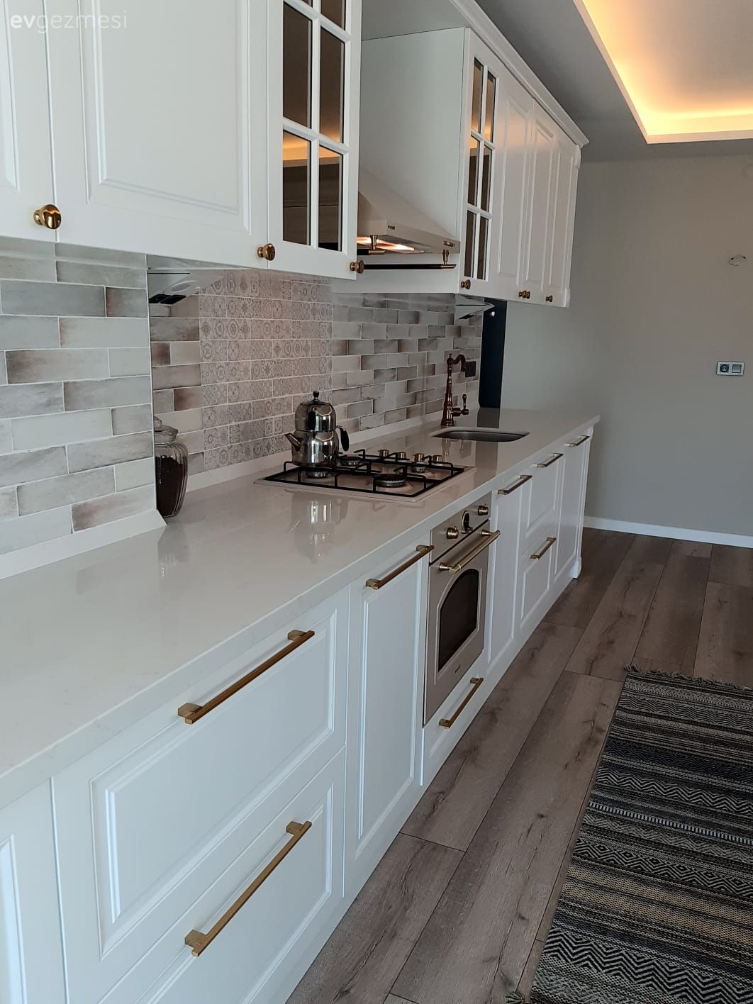 Mutfak, Beyaz mutfak, Rustik mutfak, Altın, Shaker kapaklı dolaplar, Mutfak tezgahı, Mutfak tezgah arası, Tezgah arası seramik, Parke, Mutfak halısı, Davlumbaz, Rustik Aydınlatma