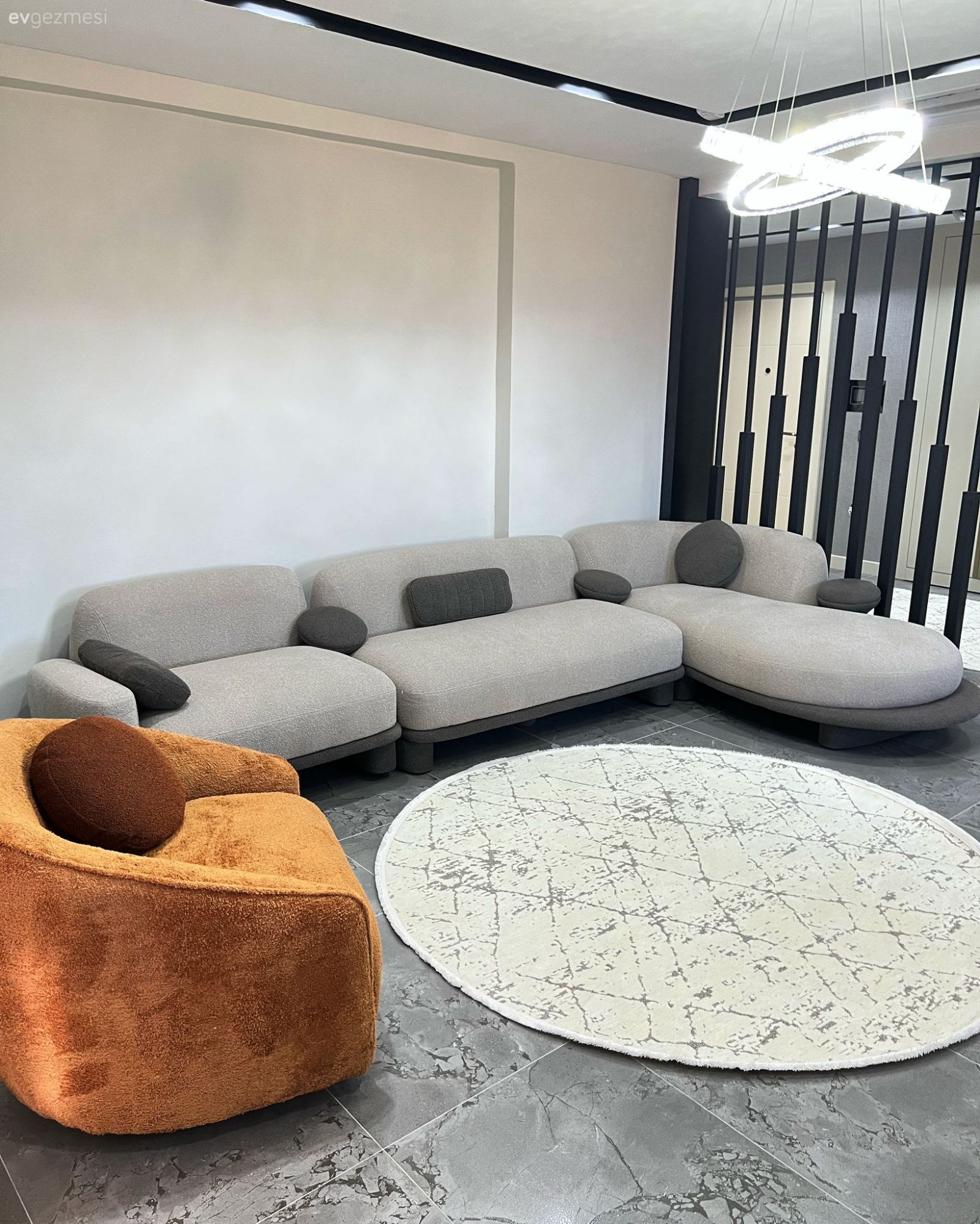 Salon, Modern, Berjer, Köşe koltuk, Koltuk takımı, Duvar çıtalama, Ahşap panel, Halı, Salon halısı, Zemin seramikleri, Avize, Aydınlatma, Spot aydınlatma, Kırlent, Ev tekstili, Gri, Siyah, Yuvarlak halı