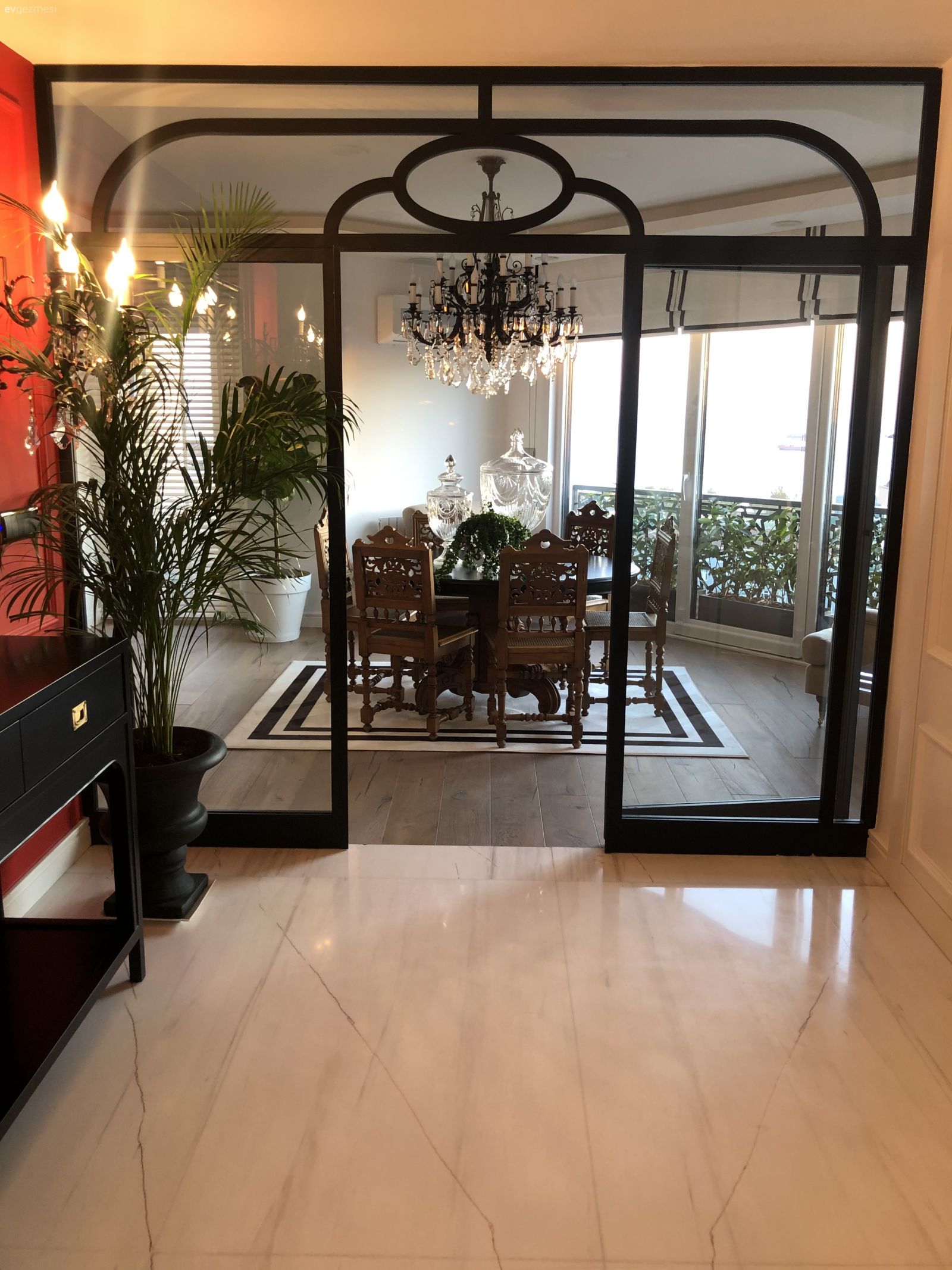 Kırmızıyı Seven Bu Deniz Manzaralı Evde Her Köşe Adeta Bir Sanat Eseri!