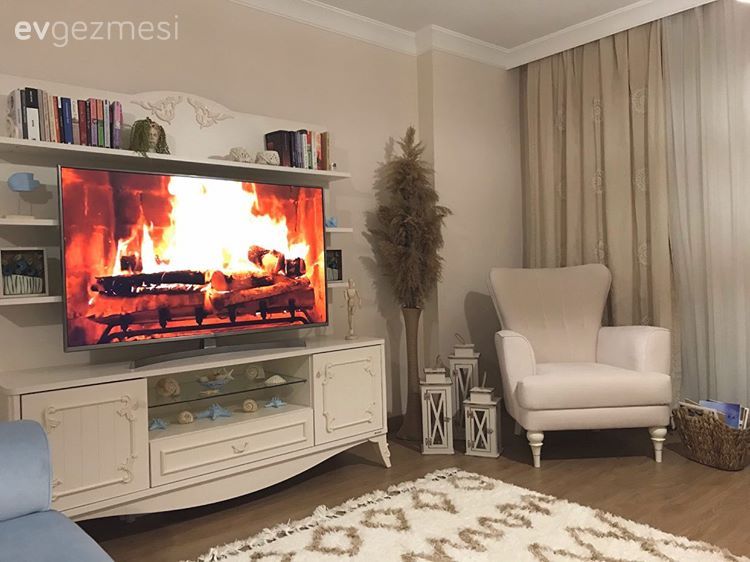 Tv ünitesi, Tv ünitesi aksesuarları, Ev Aksesuar, Beyaz, Krem, Dekoratif Objeler, Berjer, Ev bitkisi, Fon perde, Perde, Tül perde